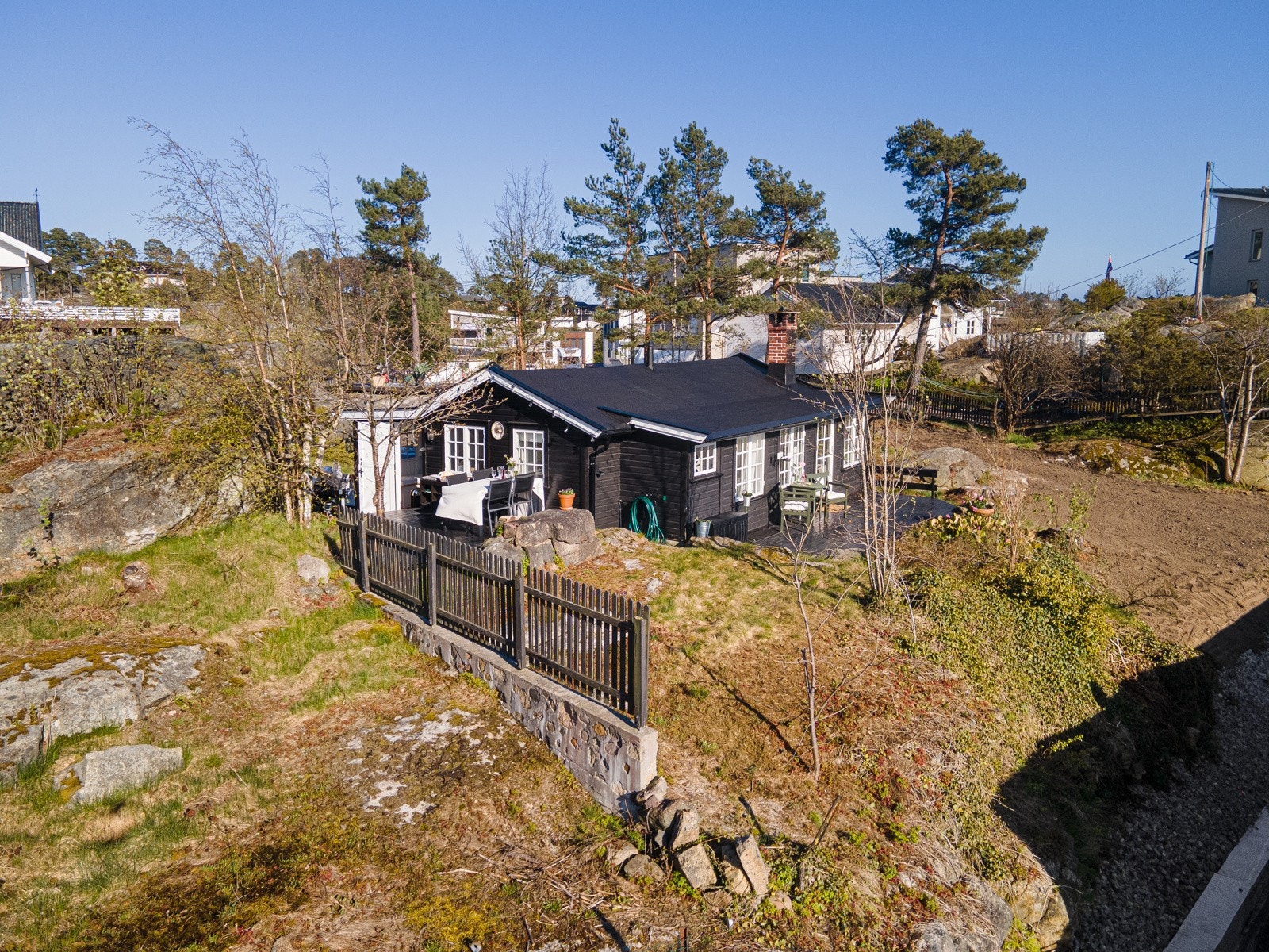 Hytta ligger på en romslig solrik tomt på 906 kvm med potensiale. Sol og nydelig sjøutsikt kan nytes fra flere lune uteplasser rundt hytta. Galleribilde