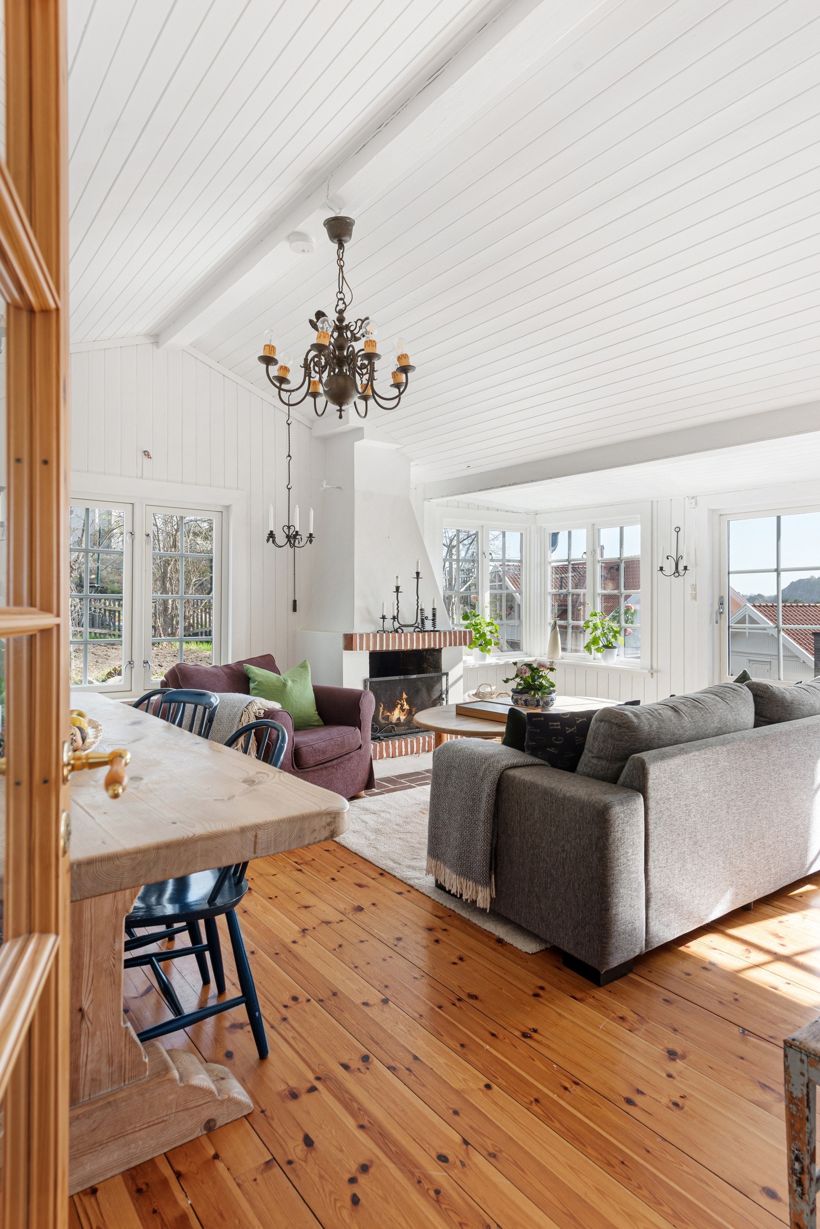 Hytta har en lys og innbydende stue med en løftet takhøyde som gir rommet en luftig atmosfære. Galleribilde