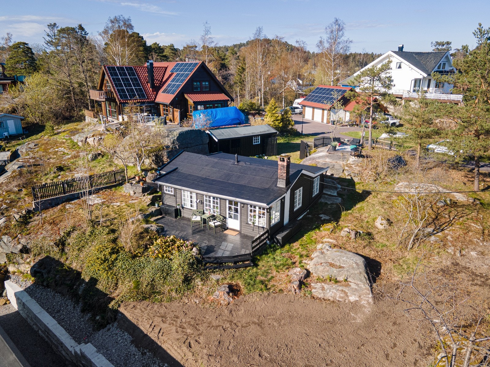 Tomten er opparbeidet med noe plen, fargerike prydbusker og skjermende trær, og på en liten høyde er det etablert en markterrasse med flott utsikt og optimale solforhold. Galleribilde