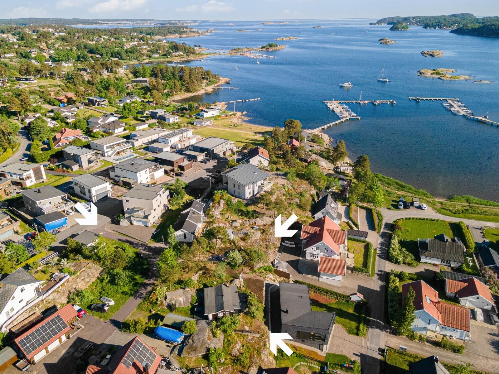 Fra hytta er det utsikt mot Lahellefjorden. Galleribilde