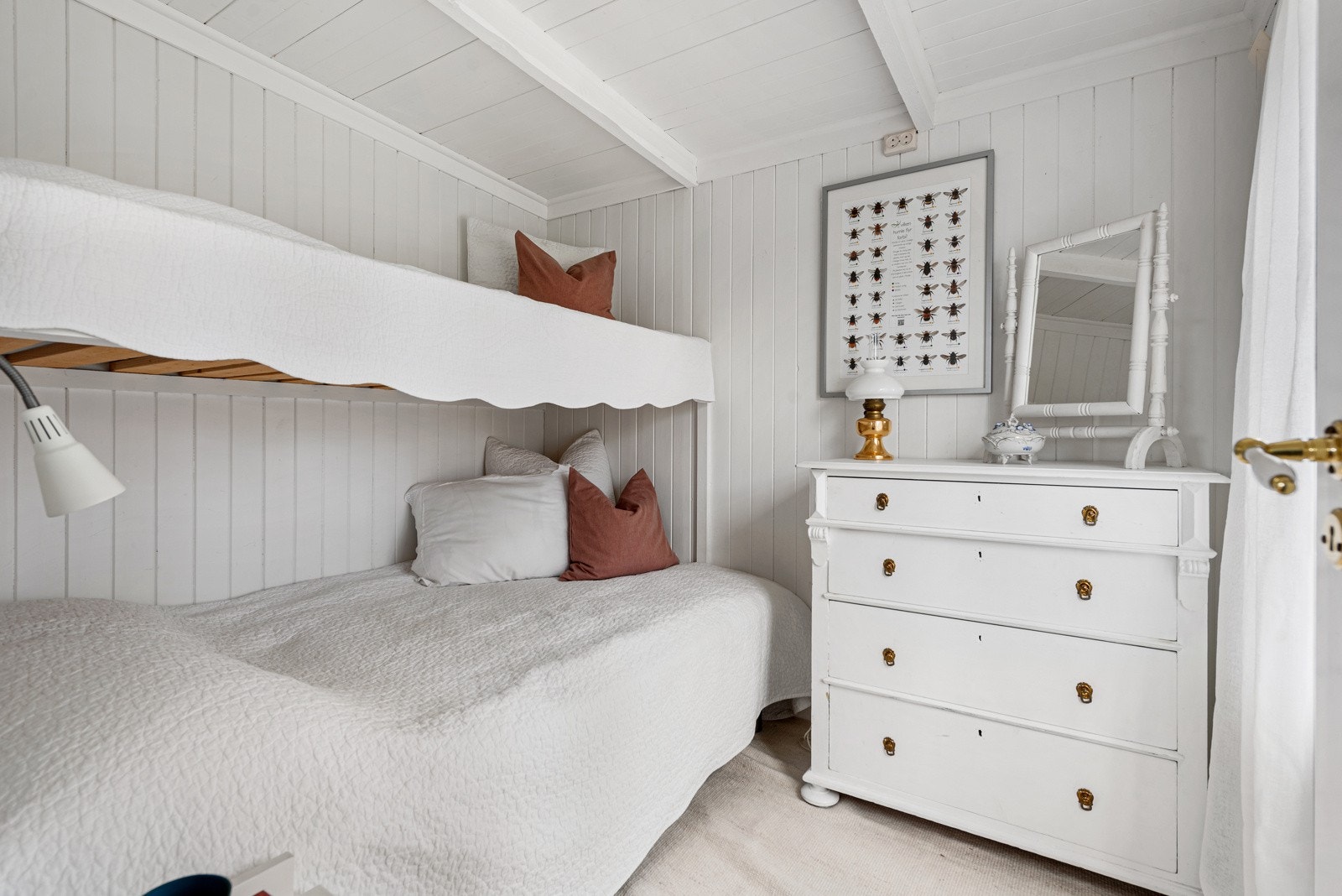 Det er plassbygde senger på alle tre rommene. Galleribilde