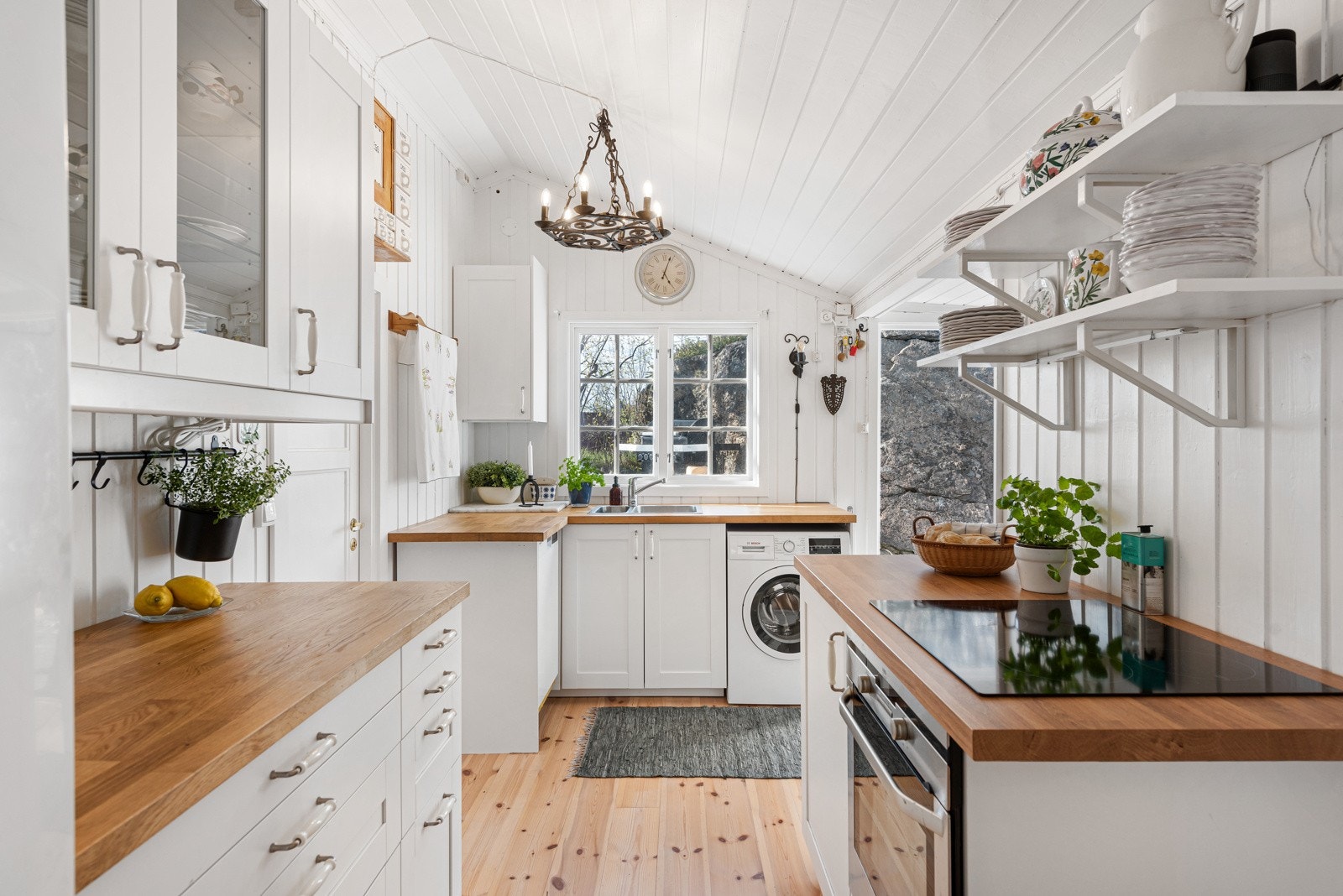 Videre er kjøkkenet utstyrt med integrert stekeovn og koketopp, samt opplegg for både vaskemaskin og oppvaskmaskin. Galleribilde