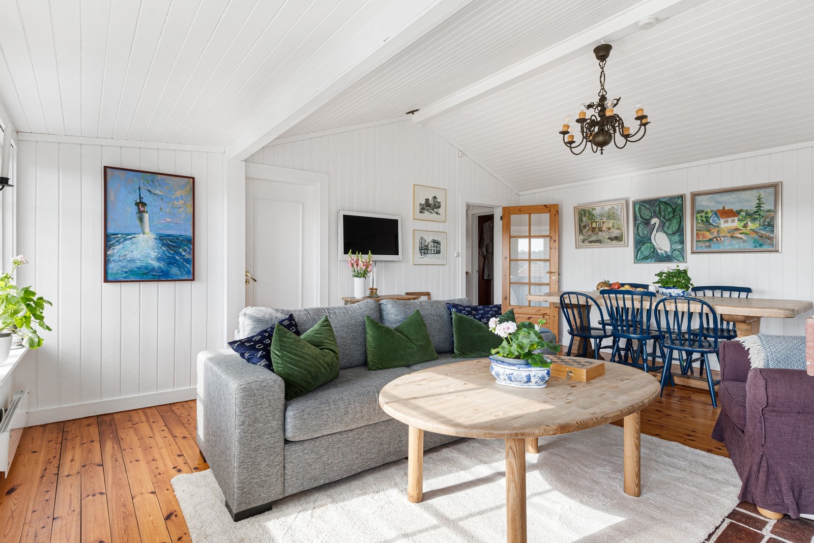 Det er god plass til sofagruppe, godstoler og tv-/mediastasjon. Galleribilde