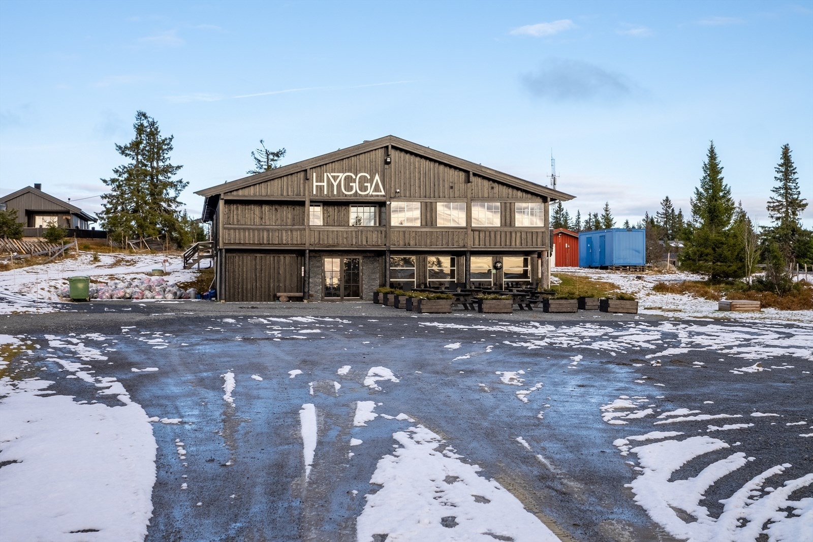 Hygga Fjellkro ved Sjusjøen er kjent for sin varme atmosfære og gode mat. Dette er et populært sted for både lokale og besøkende, spesielt etter en dag med aktiviteter i fjellet. Galleribilde