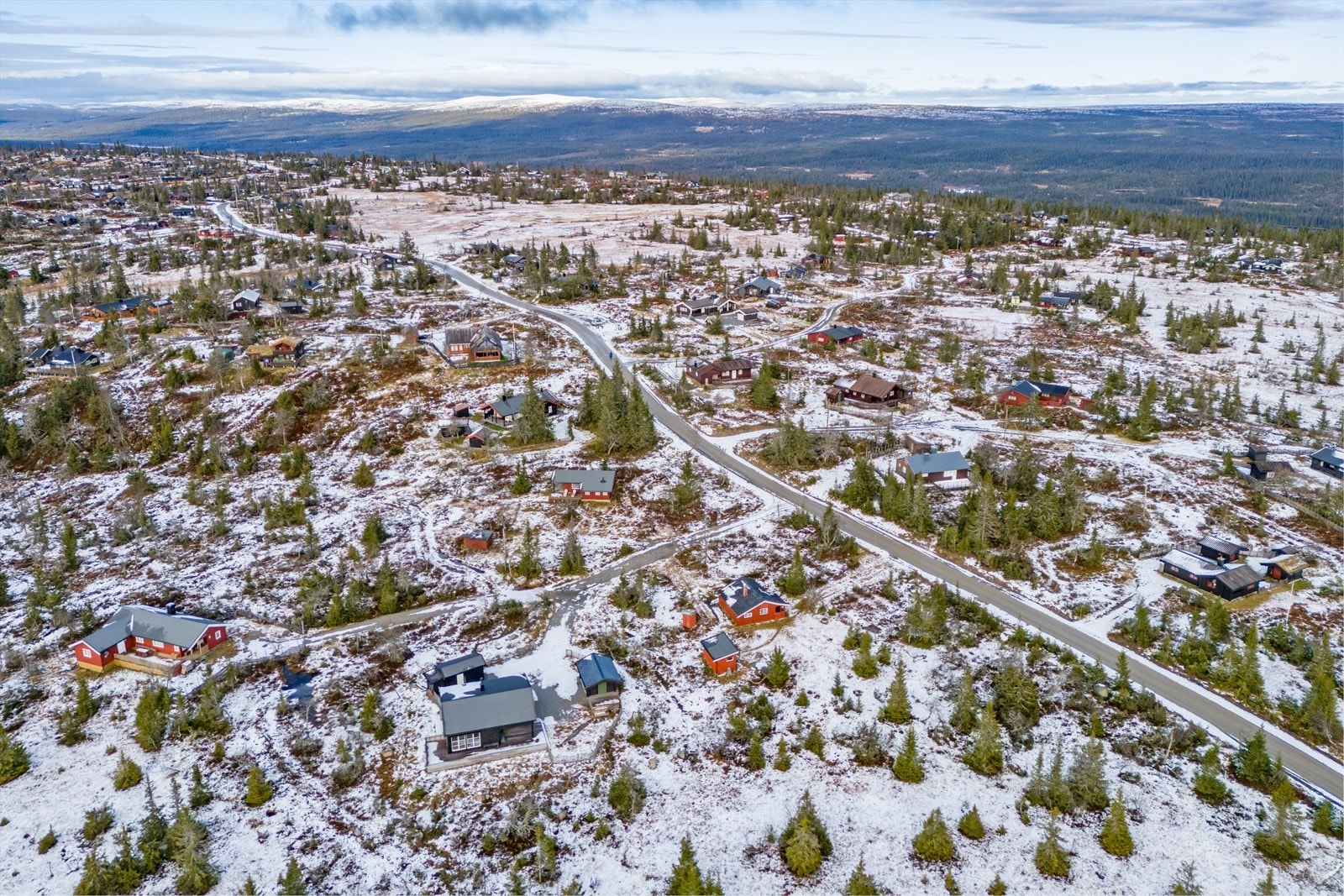 Nærmeste dagligvarebutikk Joker Mesnali ligger ca. 24 minutters kjøretur unna. Galleribilde