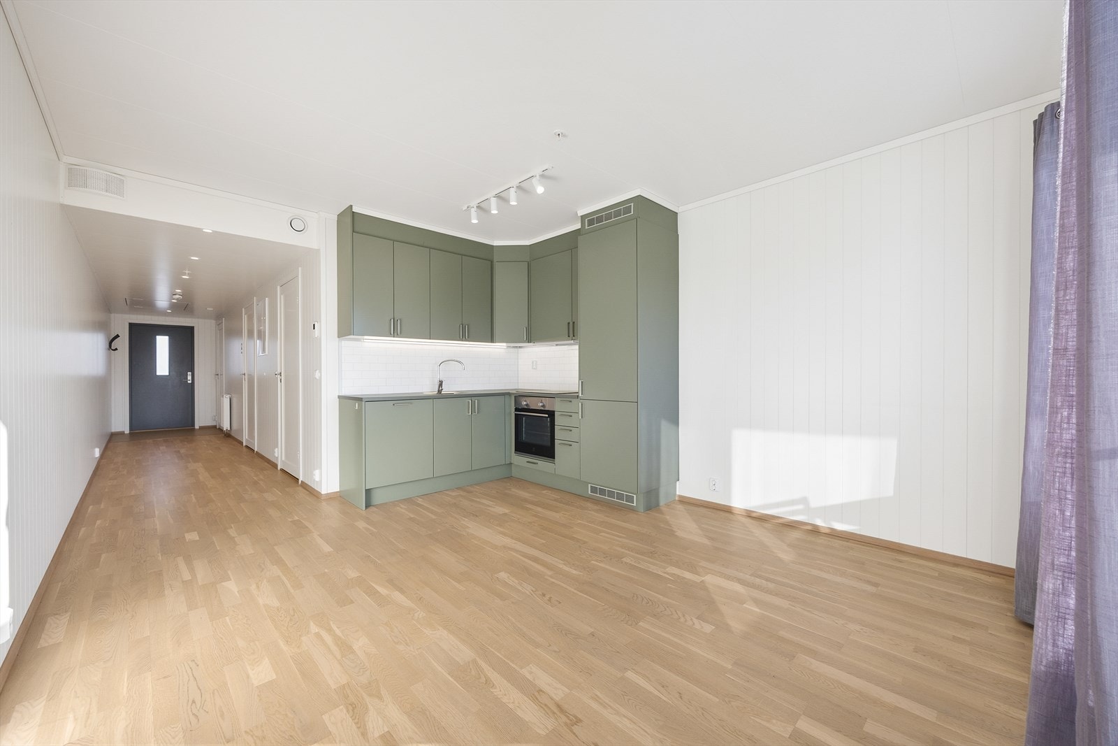 Stuen kan innredes på mange forskjellige måter og i sommerhalvåret fungerer markterrassen som en forlengelse av rommet. Galleribilde