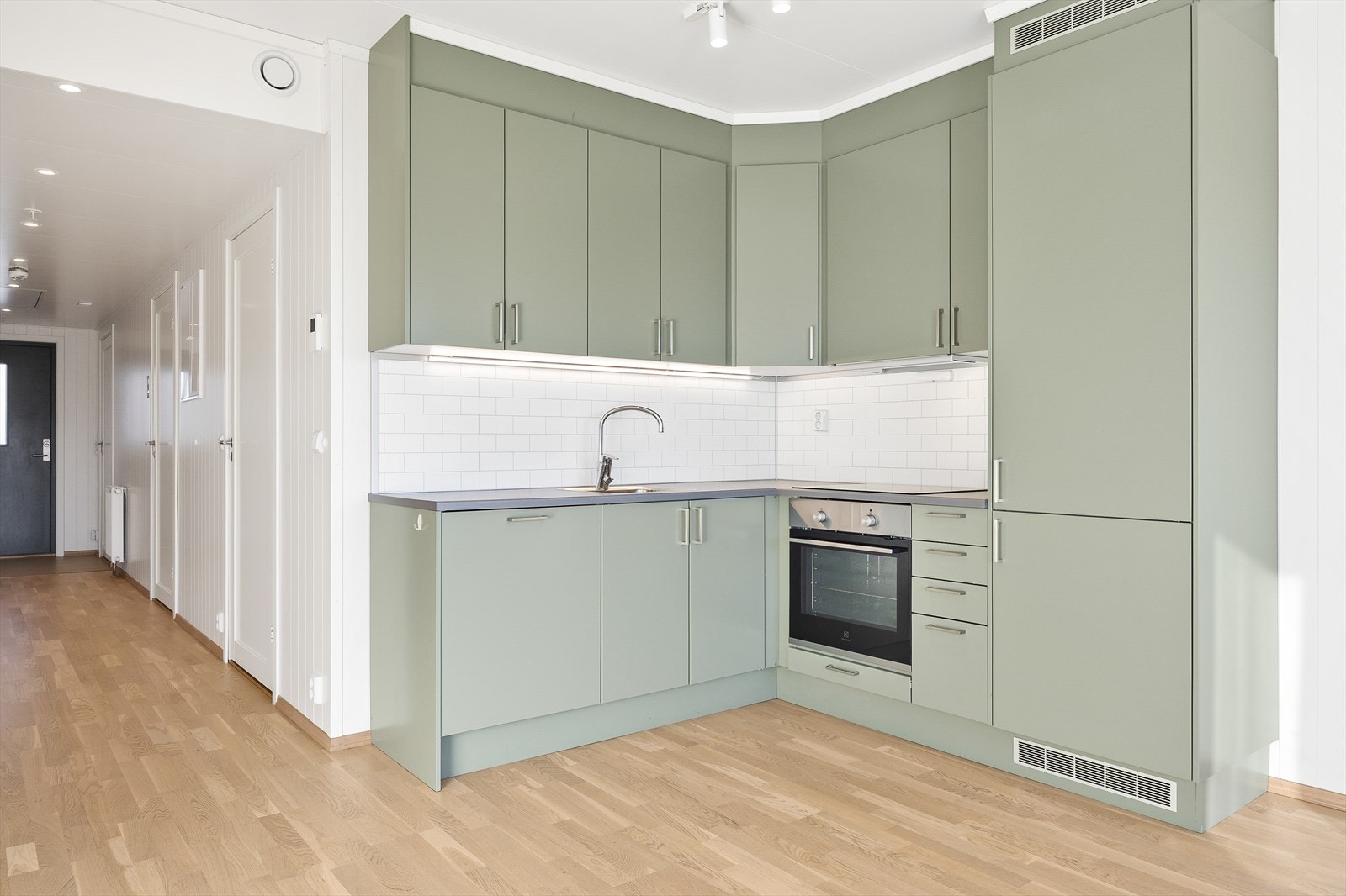 Kjøkkenet er i åpen løsning med stue, noe som gir et sosialt og hyggelig oppholdsrom og her kan spisebord finne plass. Galleribilde