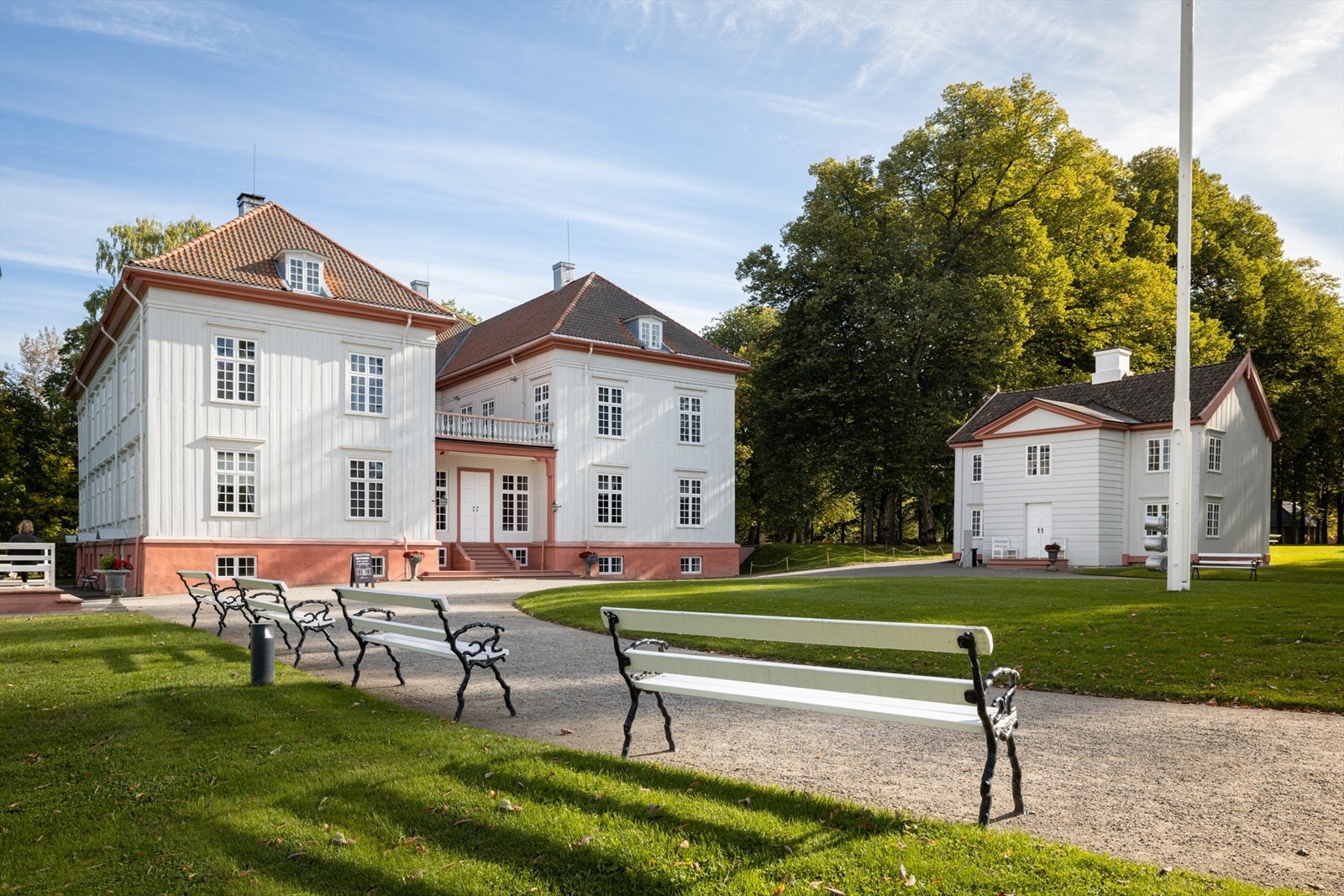 Eidsvoll bygningen ligger i kort avstand fra leiligheten. I område rundt er det flotte turmuligheter Galleribilde