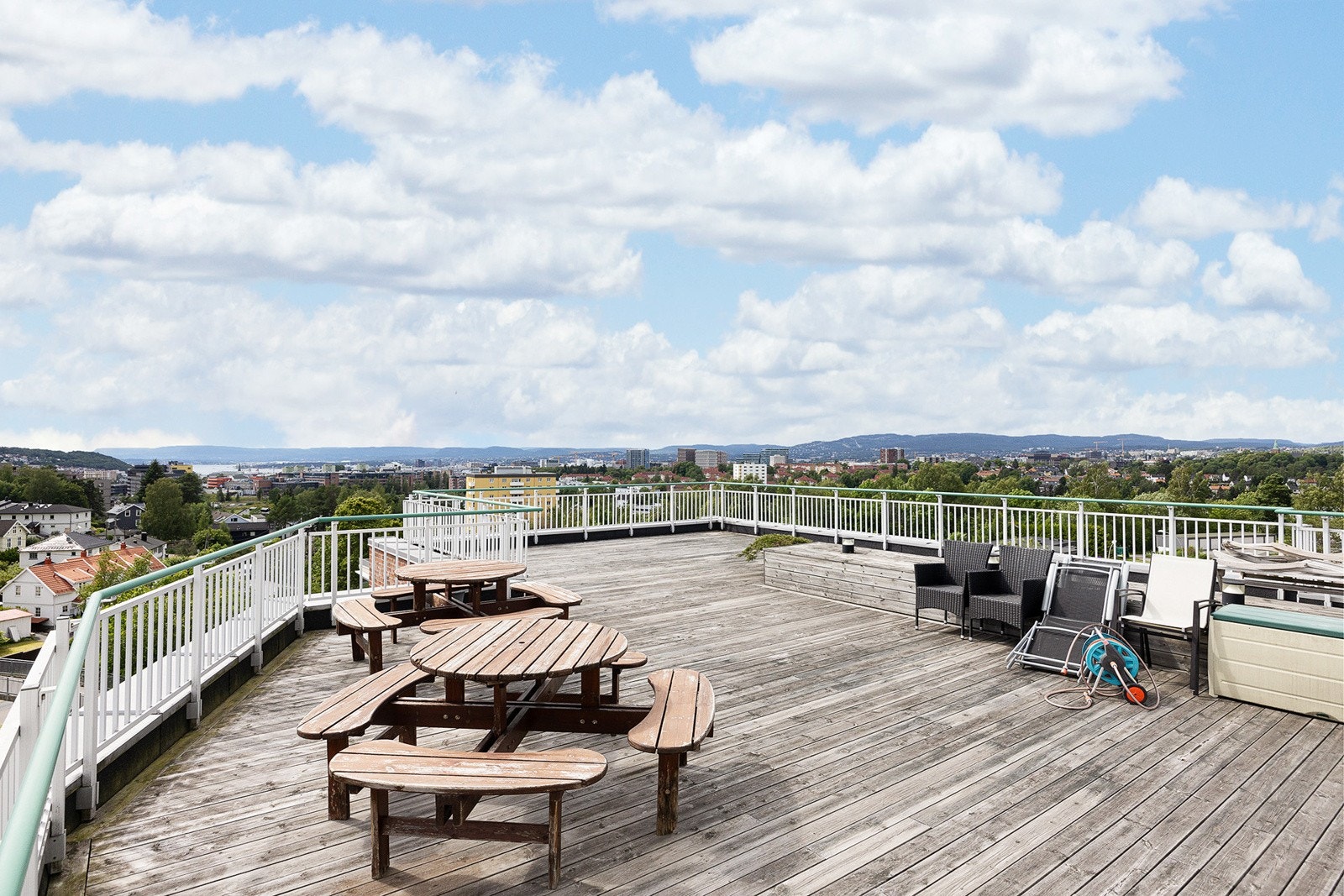 Felles takterrasse med sittegrupper som tilbyr nydelig utsikt og sol hele dagen. Galleribilde