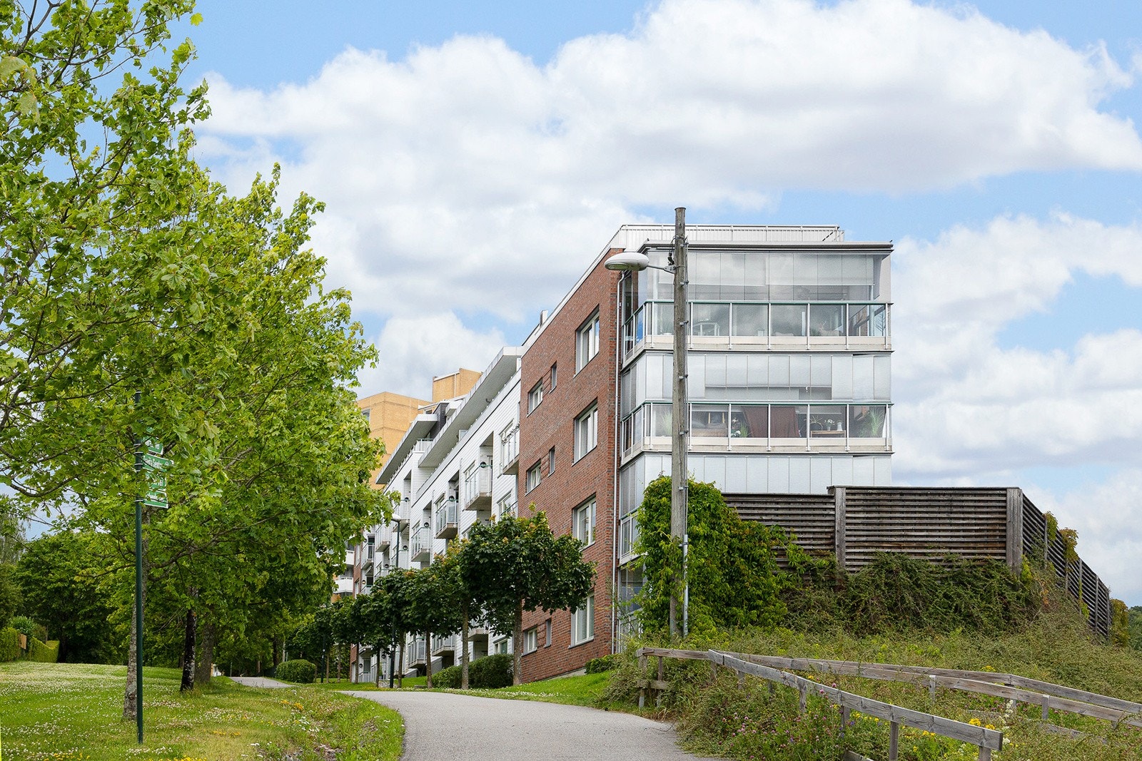 Området har store grøntarealer mellom blokkene, inkludert en felles grillplass, og en felles takterrasse. Galleribilde