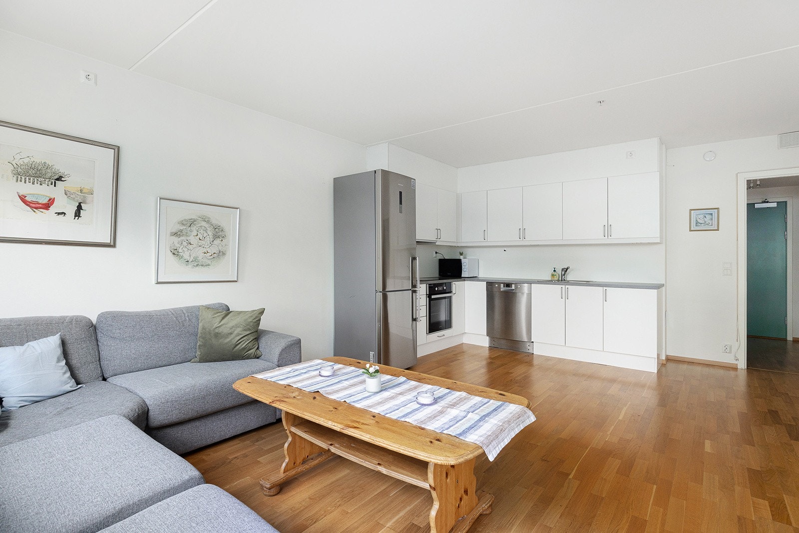 Kjøkkeninnredning med glatte fronter og laminat benkeplate. Galleribilde