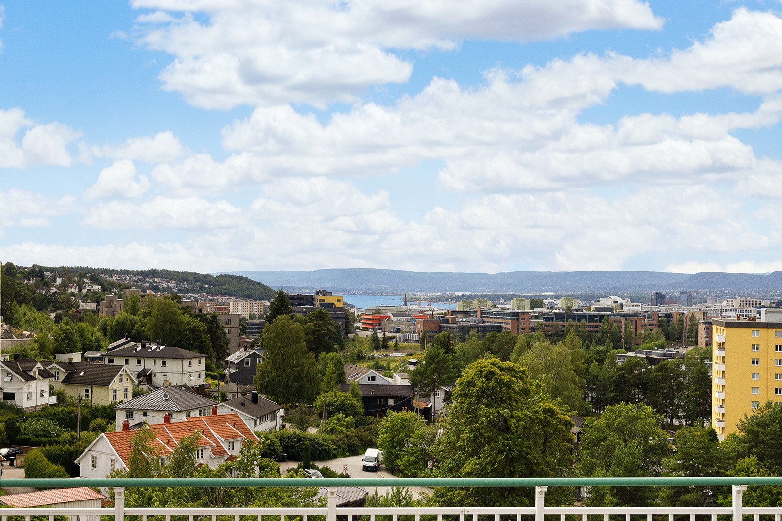 Felles takterrasse med sittegrupper som tilbyr nydelig utsikt og sol hele dagen. Galleribilde