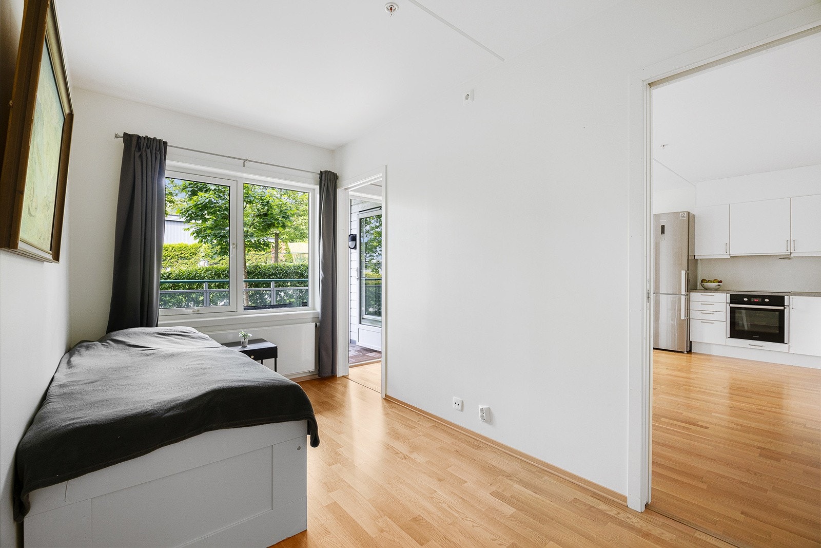 Stort soverom med garderobeskap. Galleribilde
