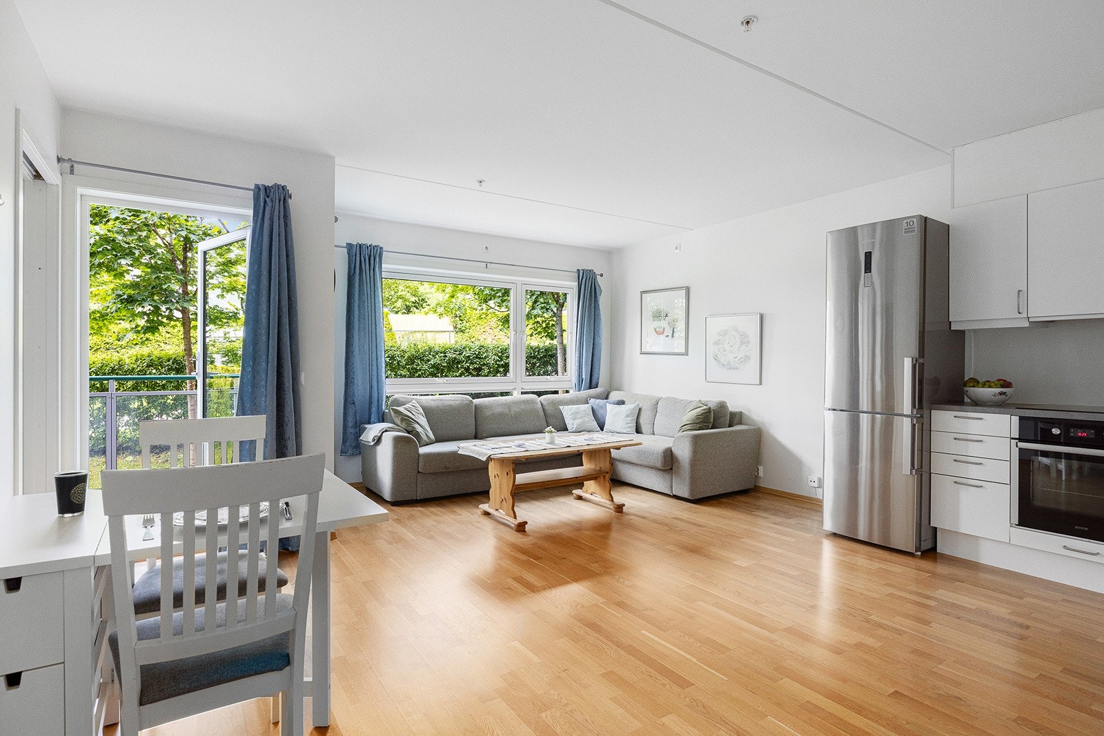 Lys stue med flere innredningsmuligheter. Galleribilde