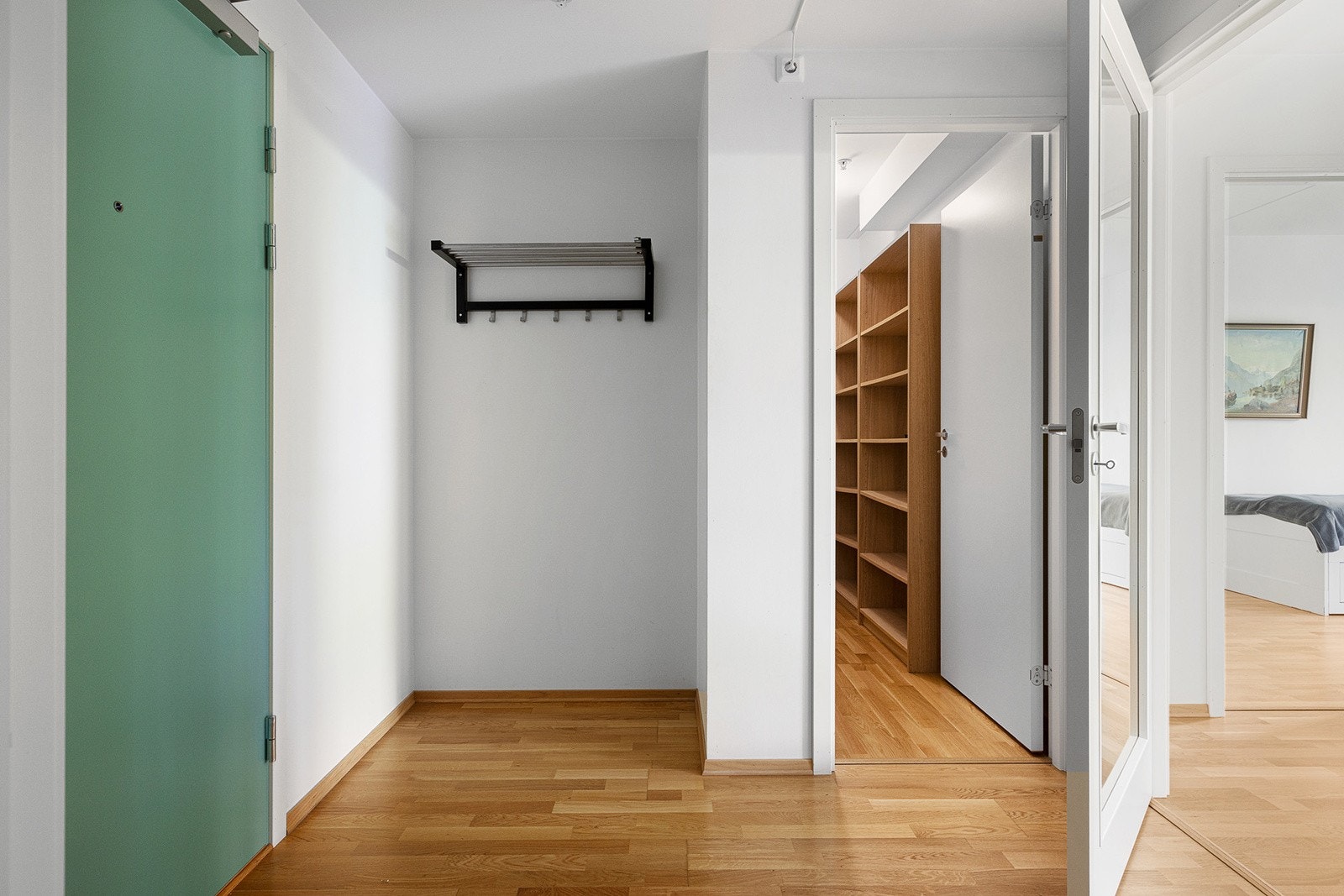 Entré med inngang til praktisk bod. Galleribilde