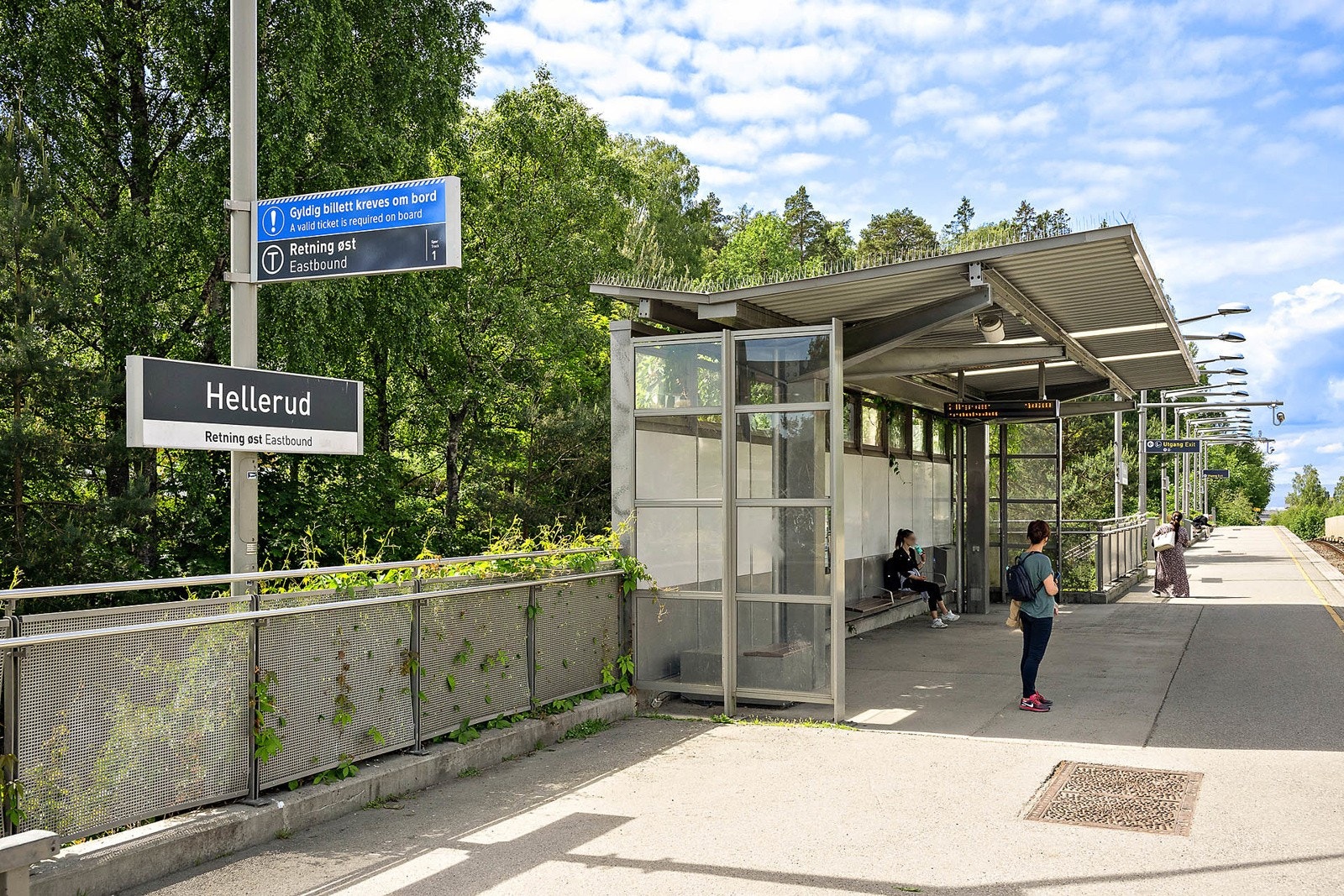 Hellerud t-banestasjon, ca. 4 min. gange fra leiligheten. Galleribilde