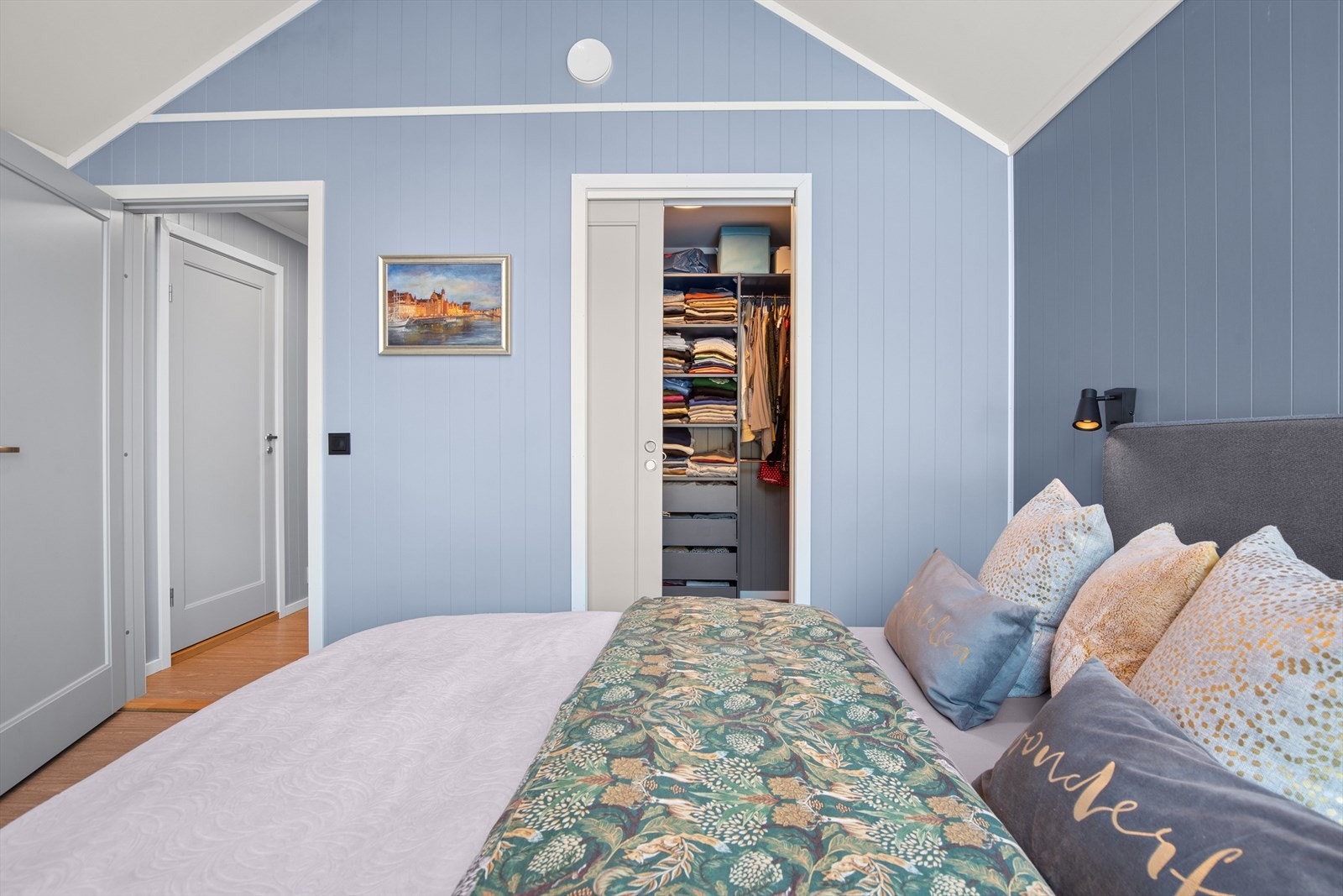 Her har man også et romslig walk-in closet med plassbesparende skyvedører Galleribilde