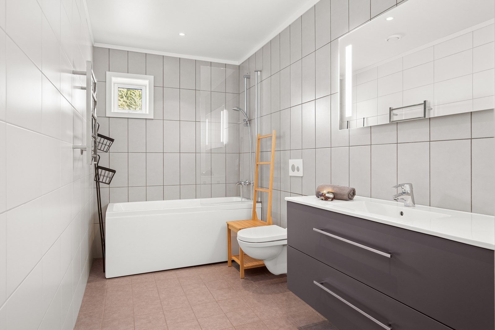 Lyst og pent bad som er innredet med badekar Galleribilde