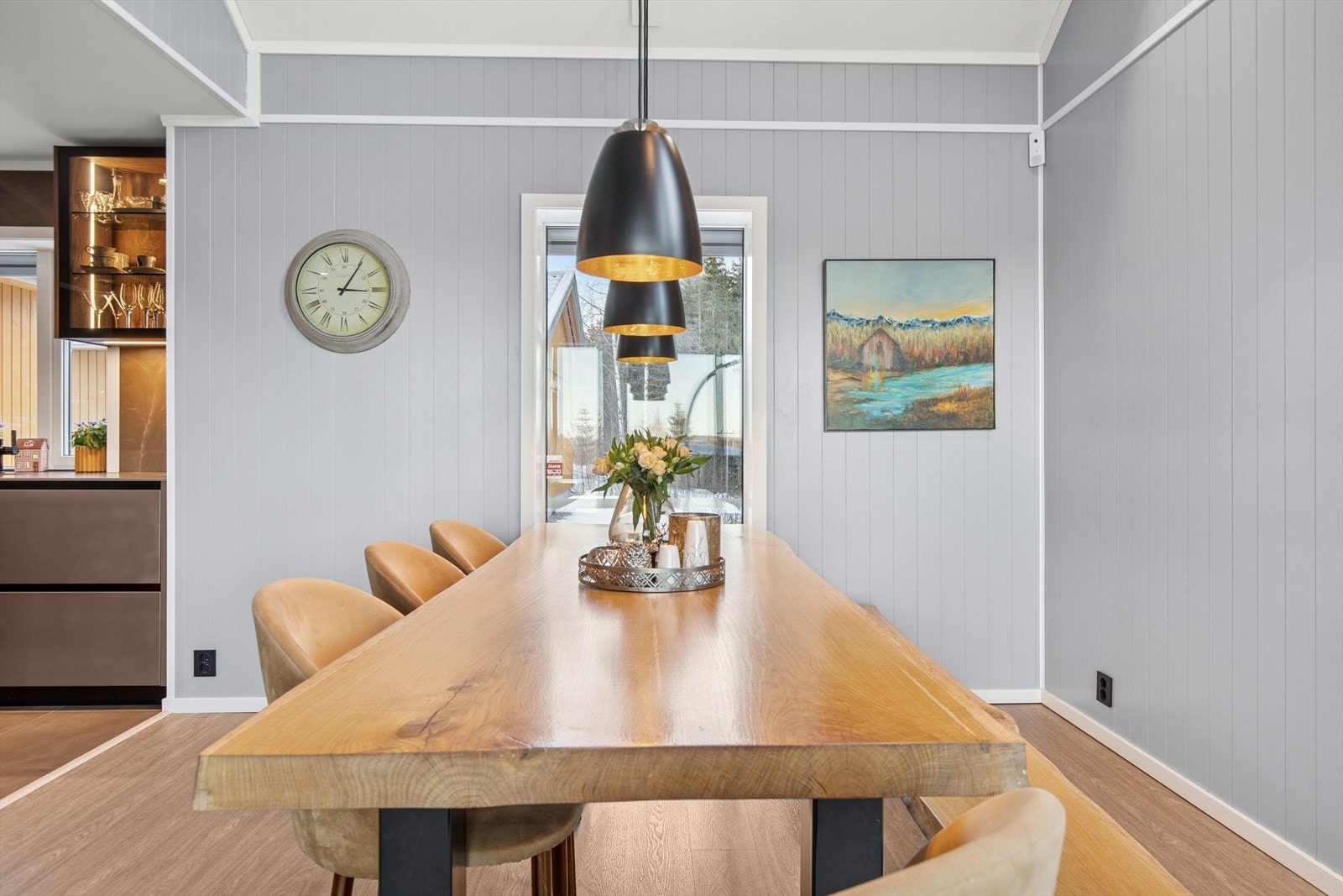 Det er vinduer på 3 vegger med fri utsikt til boligens uteplasser Galleribilde