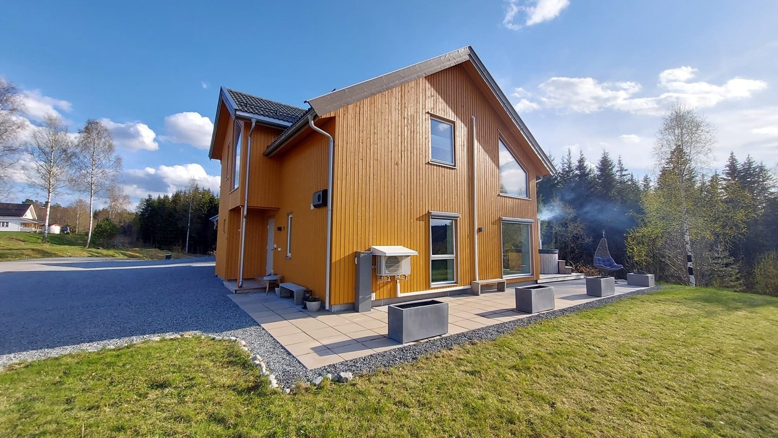 Hellelagte uteplasser som gir enkel adkomst ut i den romslige hagen. Galleribilde