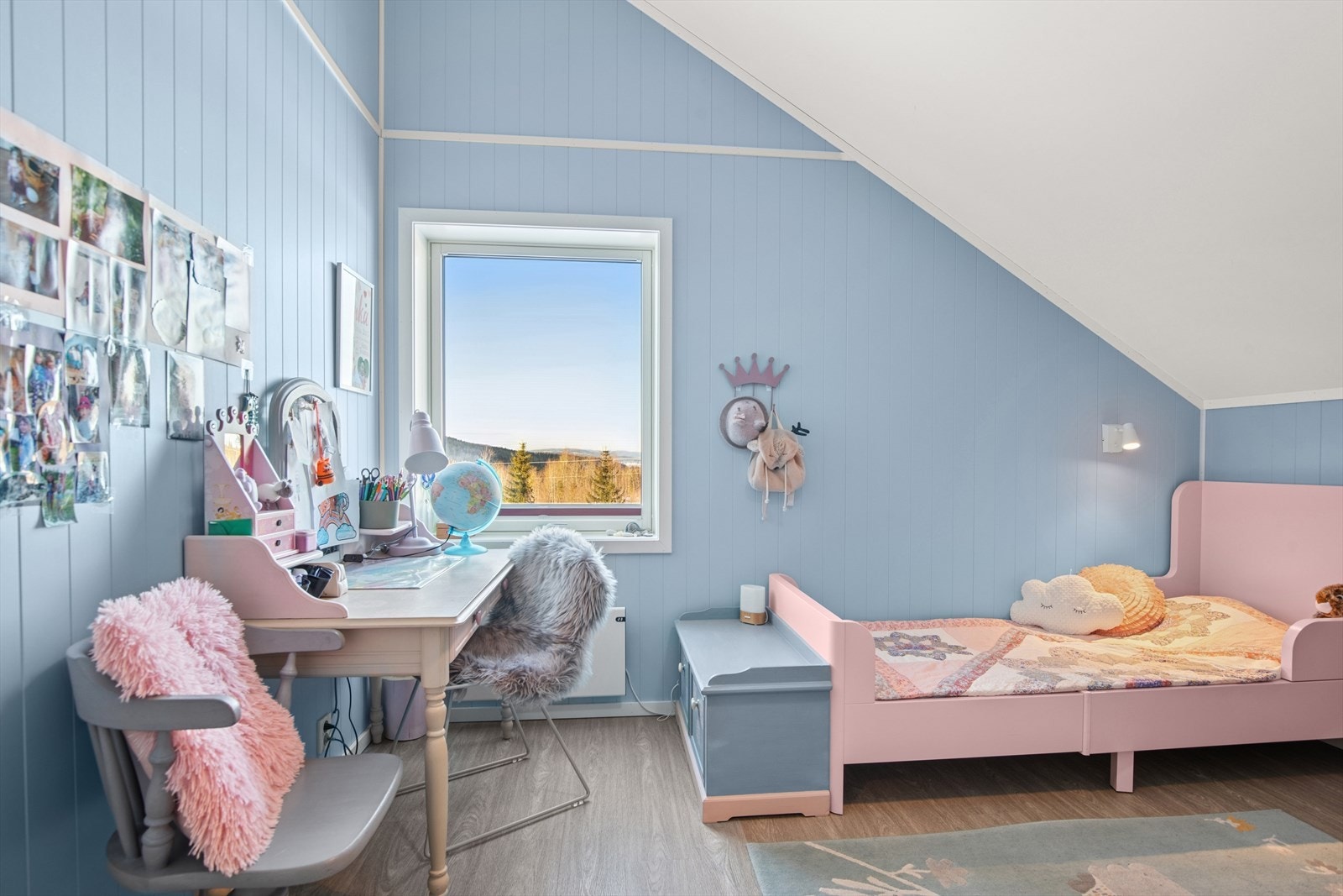 Alle 3 soverom i 2. etg. har god takhyøde som gir en romslig og luftig følelse Galleribilde