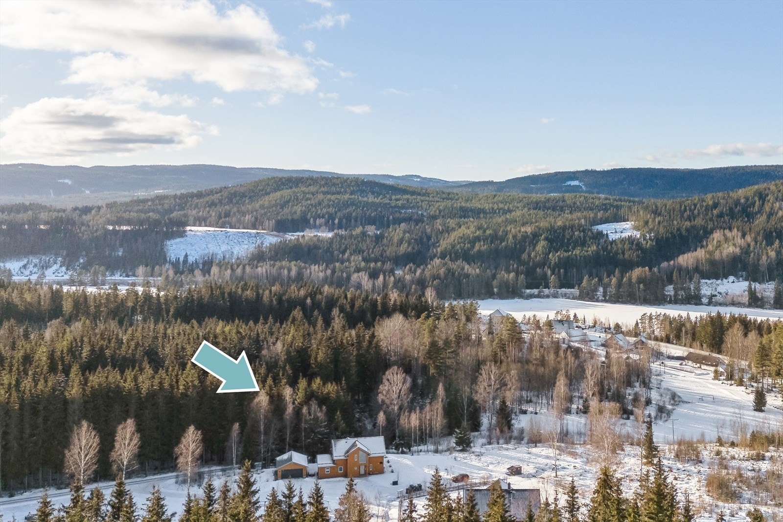 Boligen har beliggenhet på en høyde med gangavstand til Vesle Vingersjøen Galleribilde