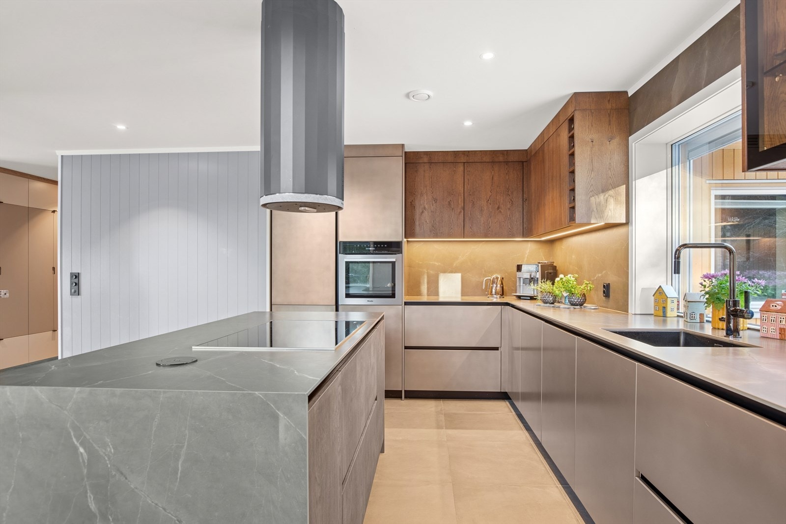 Pent kjøkken med benkeplate av vakker kvarts Galleribilde