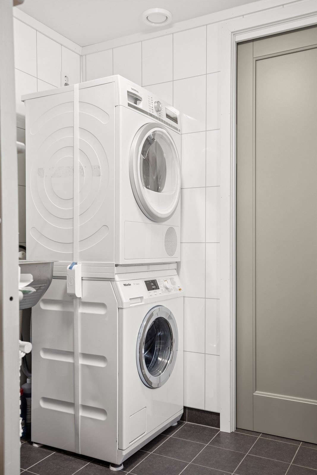 Det er i tillegg et separat vaskerom i 1. etg, med et bodrom innenfor Galleribilde