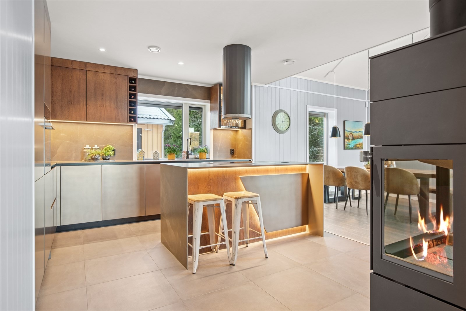 Fra stuen går man inn i en samlet kjøkken- og spisestuedel Galleribilde