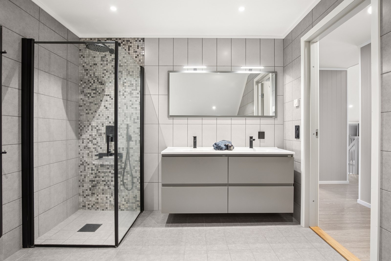 Det er et bad i hver etasje av boligen. Dette badet er i 2. etg Galleribilde