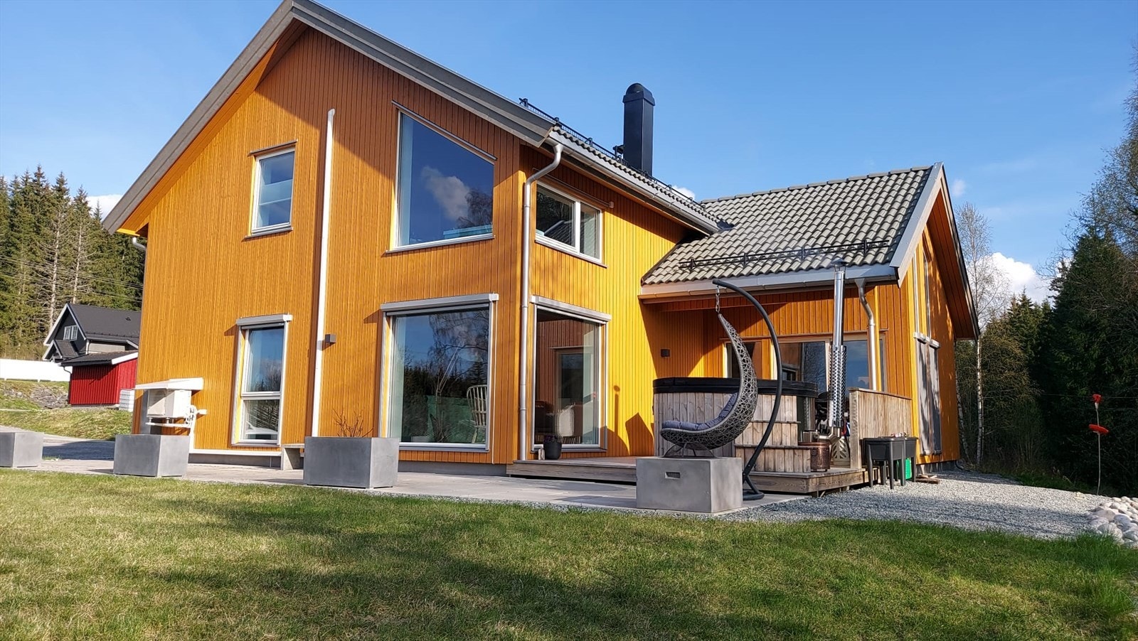 Boligen inneholder hele 5 sov, 2 stuer og 2 bad, fordelt over 2 plan Galleribilde