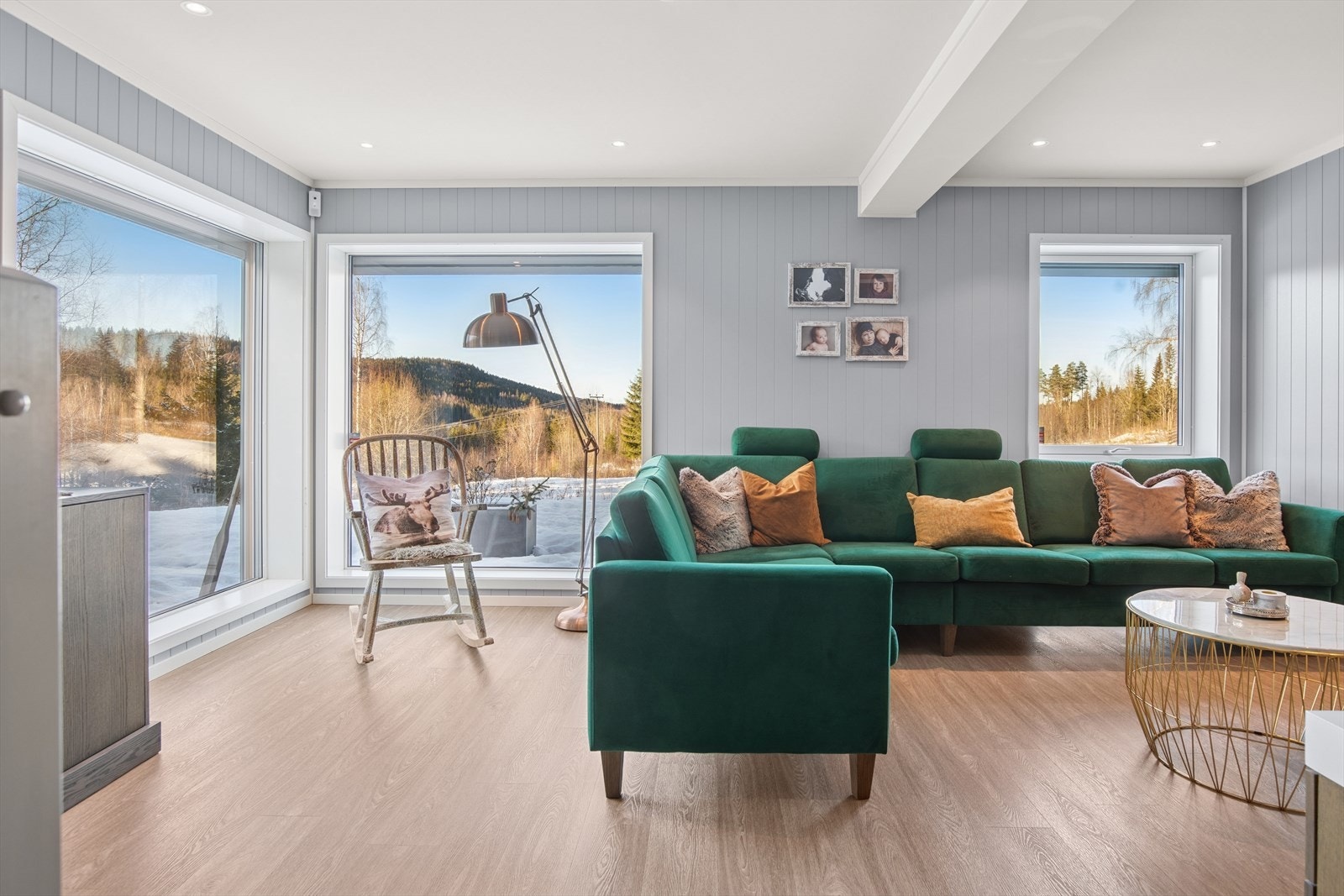 Boligen har flott utsyn til naturen rundt, med flotte skog- og grøntarealer Galleribilde