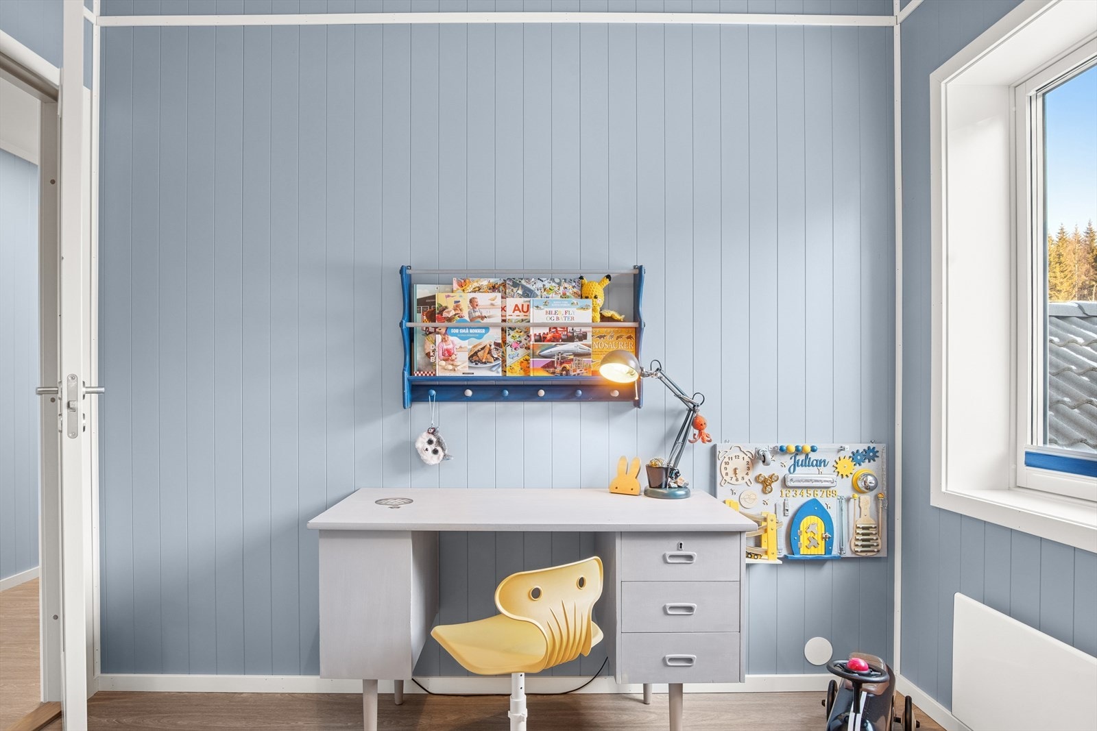 Soverommene har store og fine vinduer som gir godt lysinnslipp Galleribilde