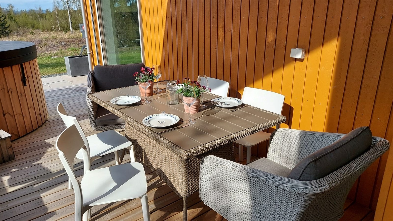 Svært flotte uteområder med noe takoverbygget og noe i det fri. Galleribilde