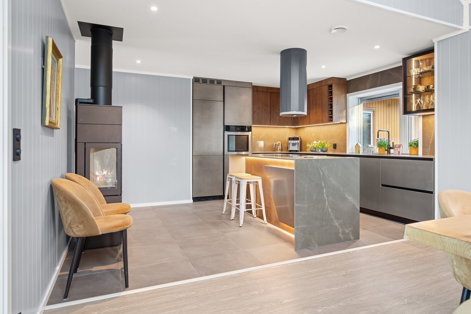 Det er godt med benke- og oppbevaringsplass på kjøkkenet, med både overskap og høyskap Galleribilde