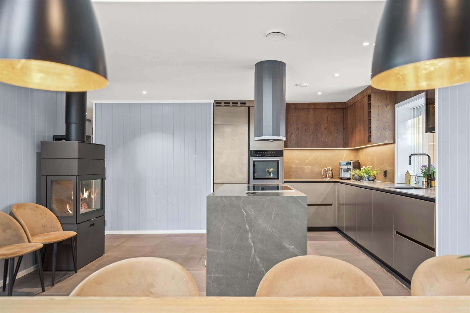 Kjøkkenøya er et praktisk midtpunkt i kjøkkenet, hvor man kan både lage mat og underholde gjester Galleribilde