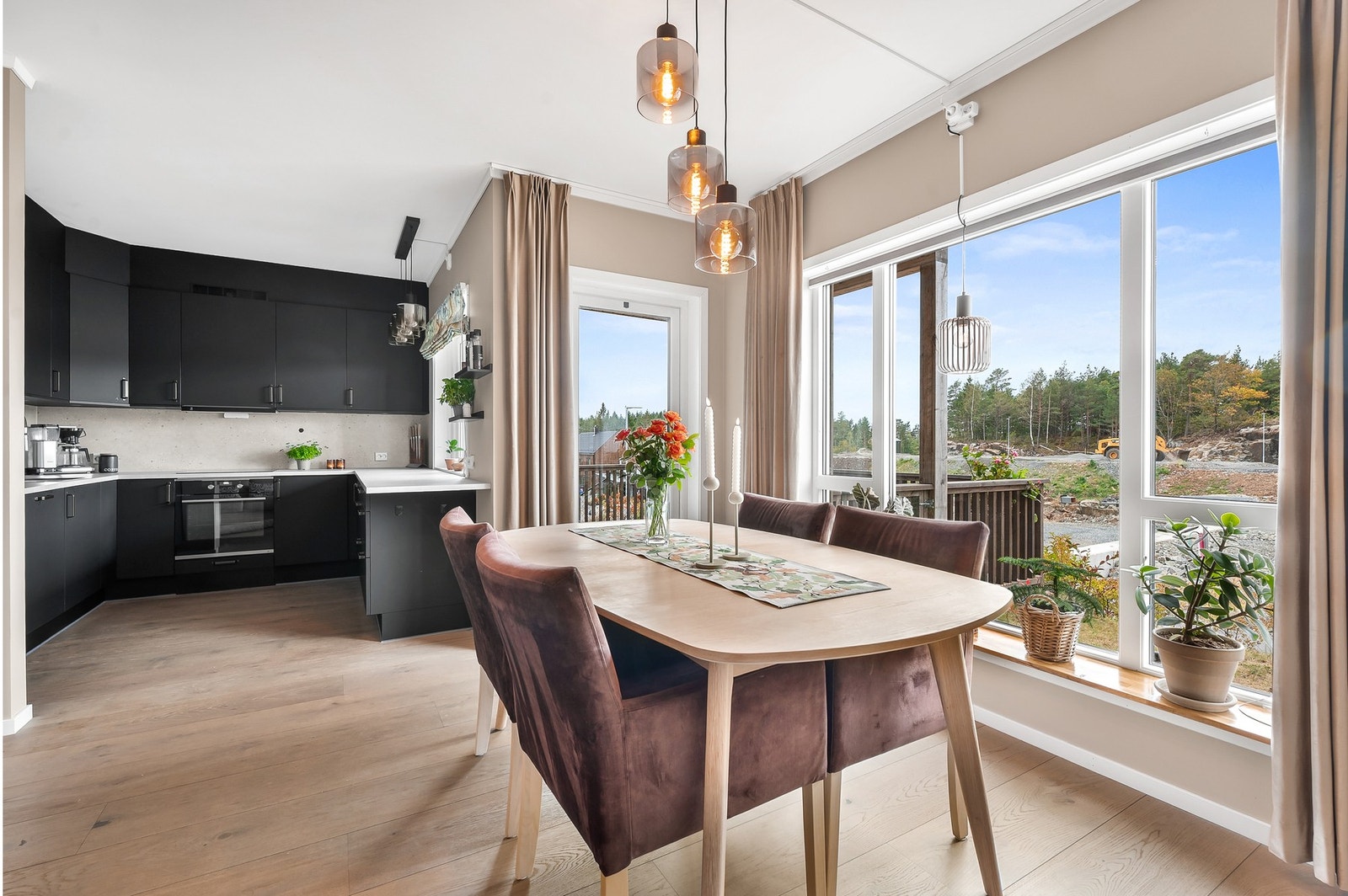 Direkte adkomst til vestvendt terrasse; effektiv plan med god soneinndeling mellom matlaging og måltid. Galleribilde