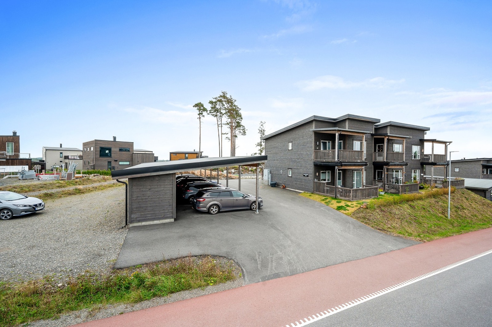 Fast biloppstillingsplass bak carport, gir gode parkeringsmuligheter. Galleribilde