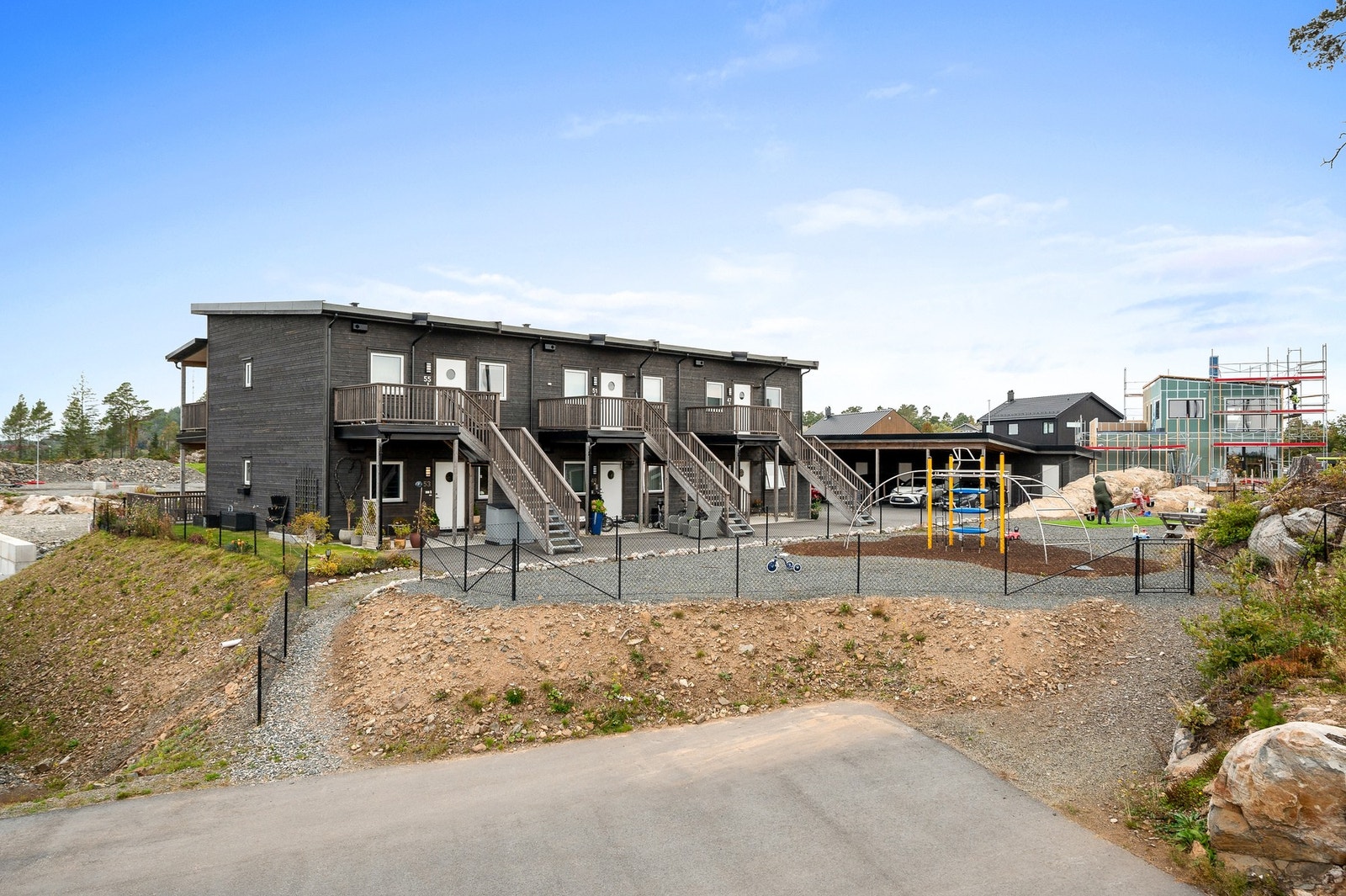 Sentralt og familievennlig: lekeplass i kort avstand, nær skole, barnehage og Tromøytunet. Gode bussforbindelser og rask adkomst til E18. Galleribilde
