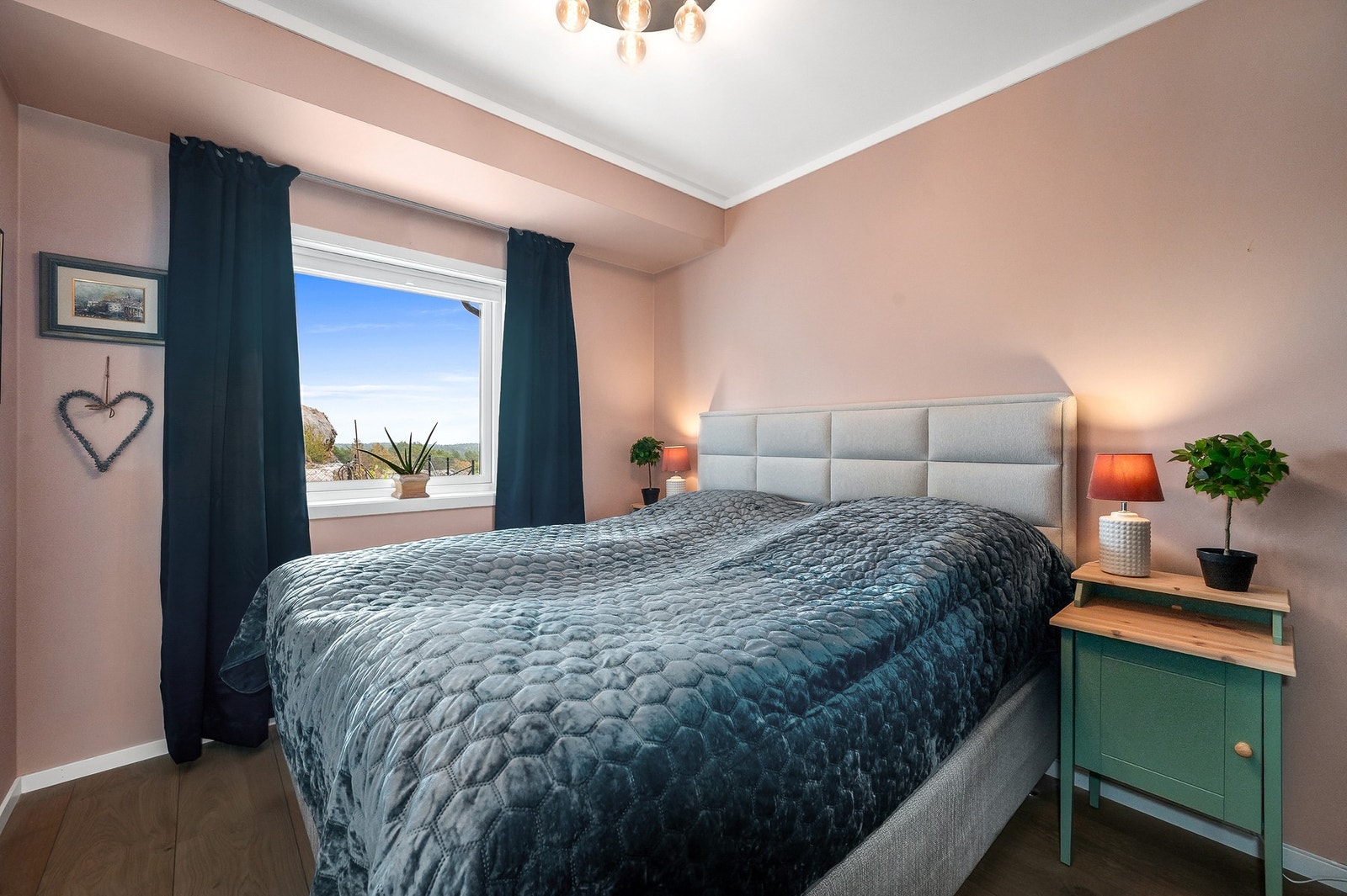 Soverom med plass til dobbeltseng, samme ekstra harde 1-stavs eikeparkett som øvrige rom. Galleribilde