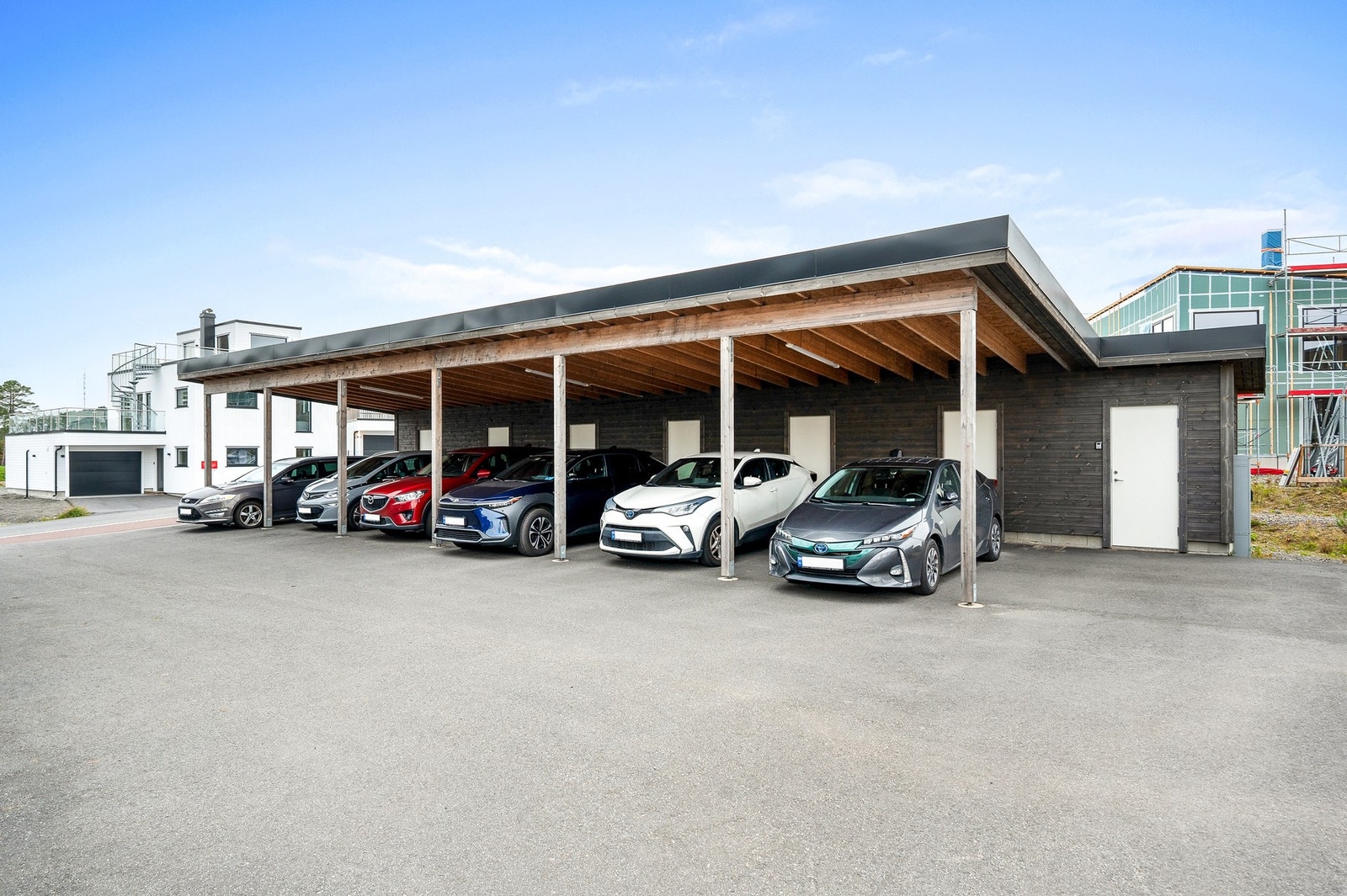 Carport med tilhørende sportsbod og gode p-plasser. Elbillader montert i carport. Galleribilde