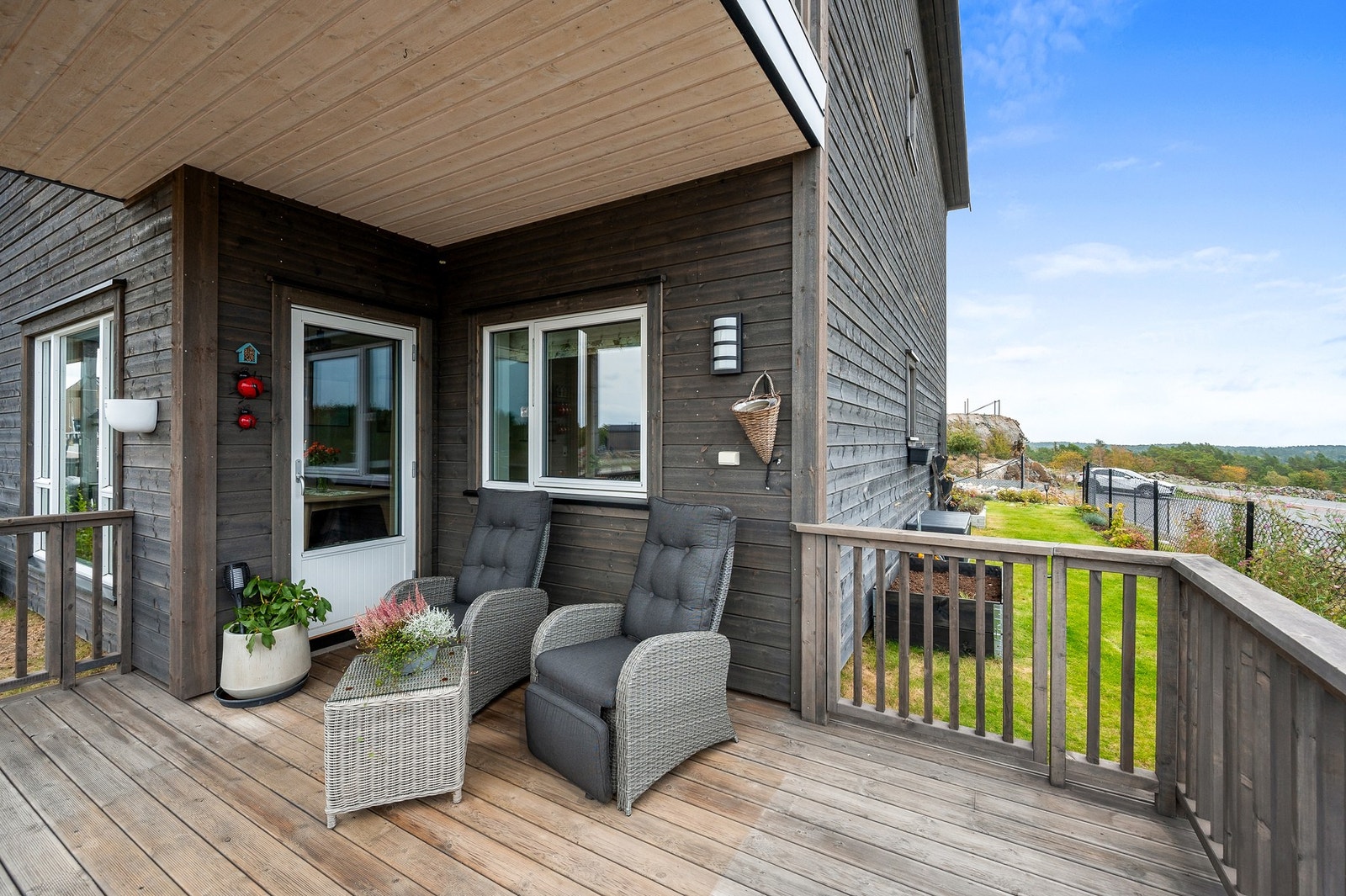 Stor, vestvendt terrasse med formiddags-/ettermiddags- og kveldssol. Overbygg, rekkverk i tre og direkte utgang fra stue. Galleribilde