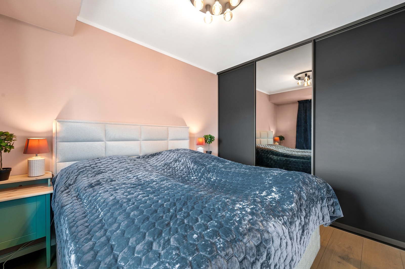 Heldekkende skyvedørsgarderobe fra Amiga gir svært god oppbevaring og ryddige flater. Galleribilde