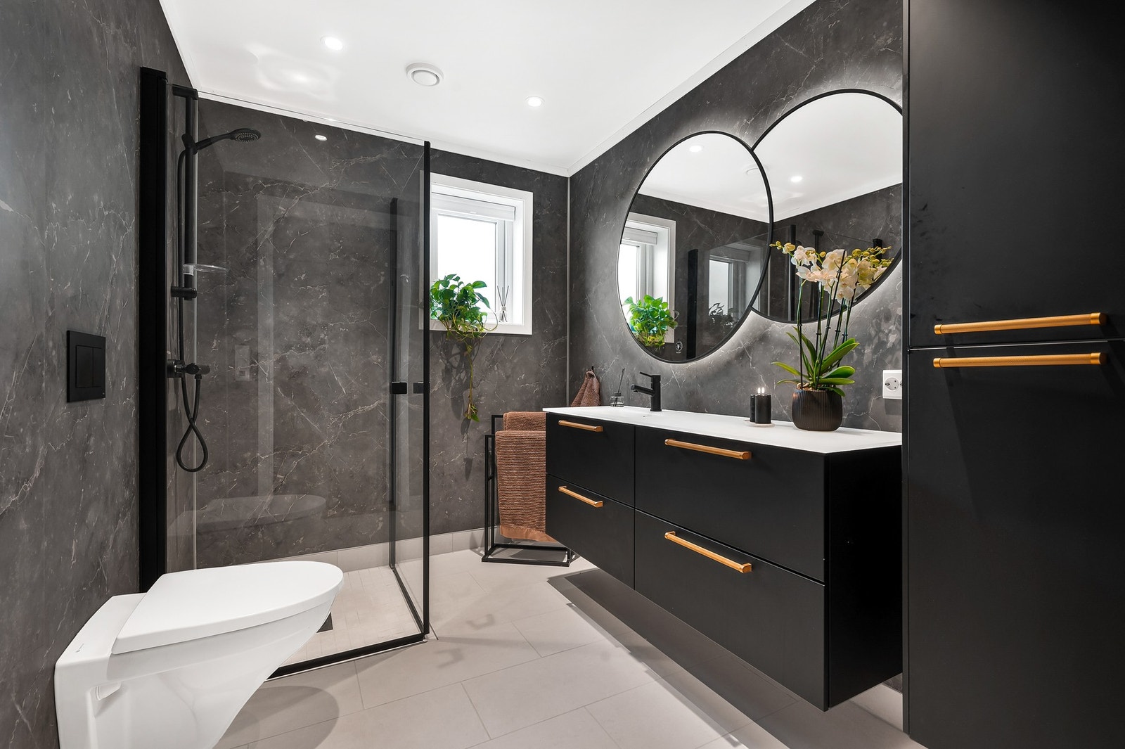 Bad med varmekabler, dusjhjørne m/innfellbare glassdører, vegghengt WC og oppgradert baderomsinnredning. Galleribilde