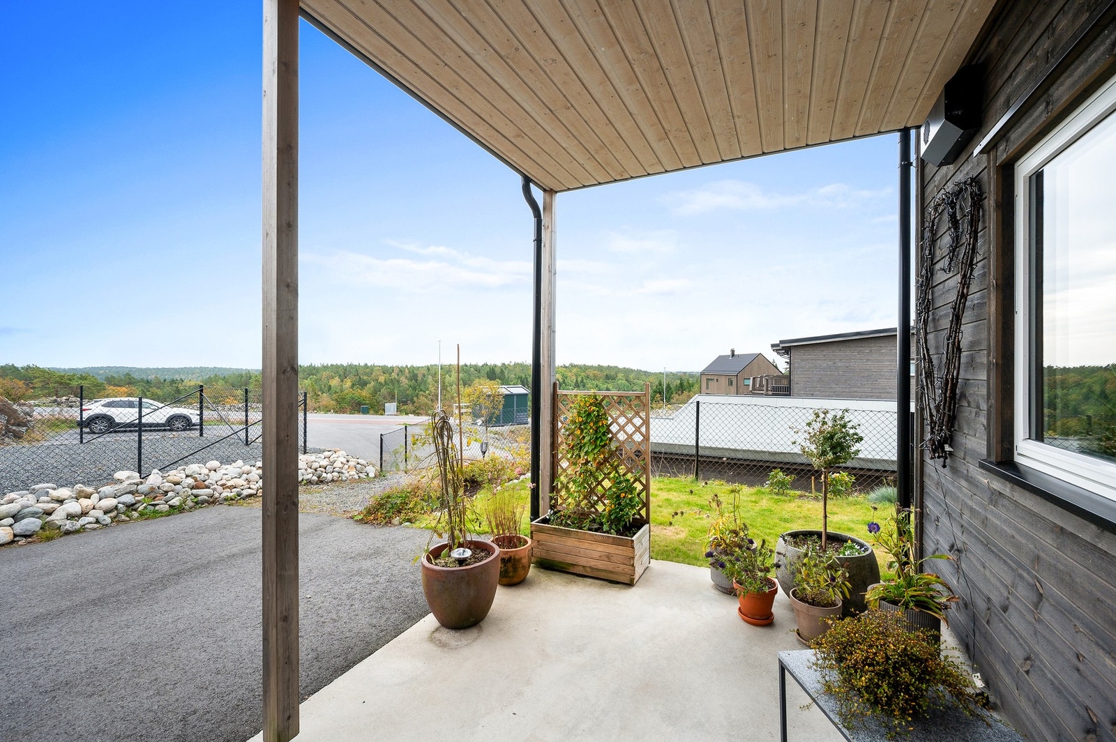 Uteplass ved inngangspartiet - sørøstvendt for morgen-/formiddagssol. Galleribilde