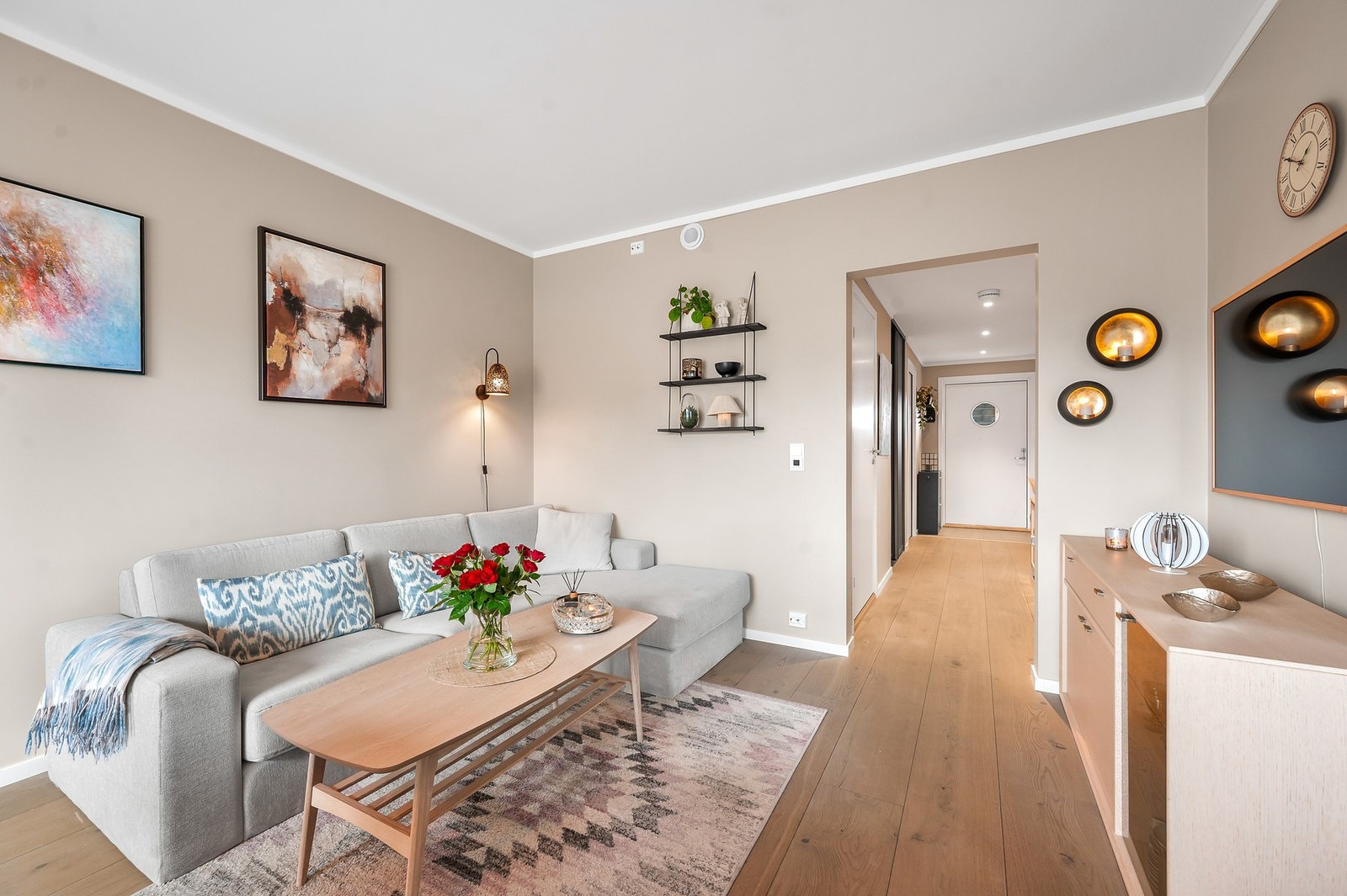 Rett planløsning på én flate; skyvedørsgarderobe i gang og balansert ventilasjon. Galleribilde