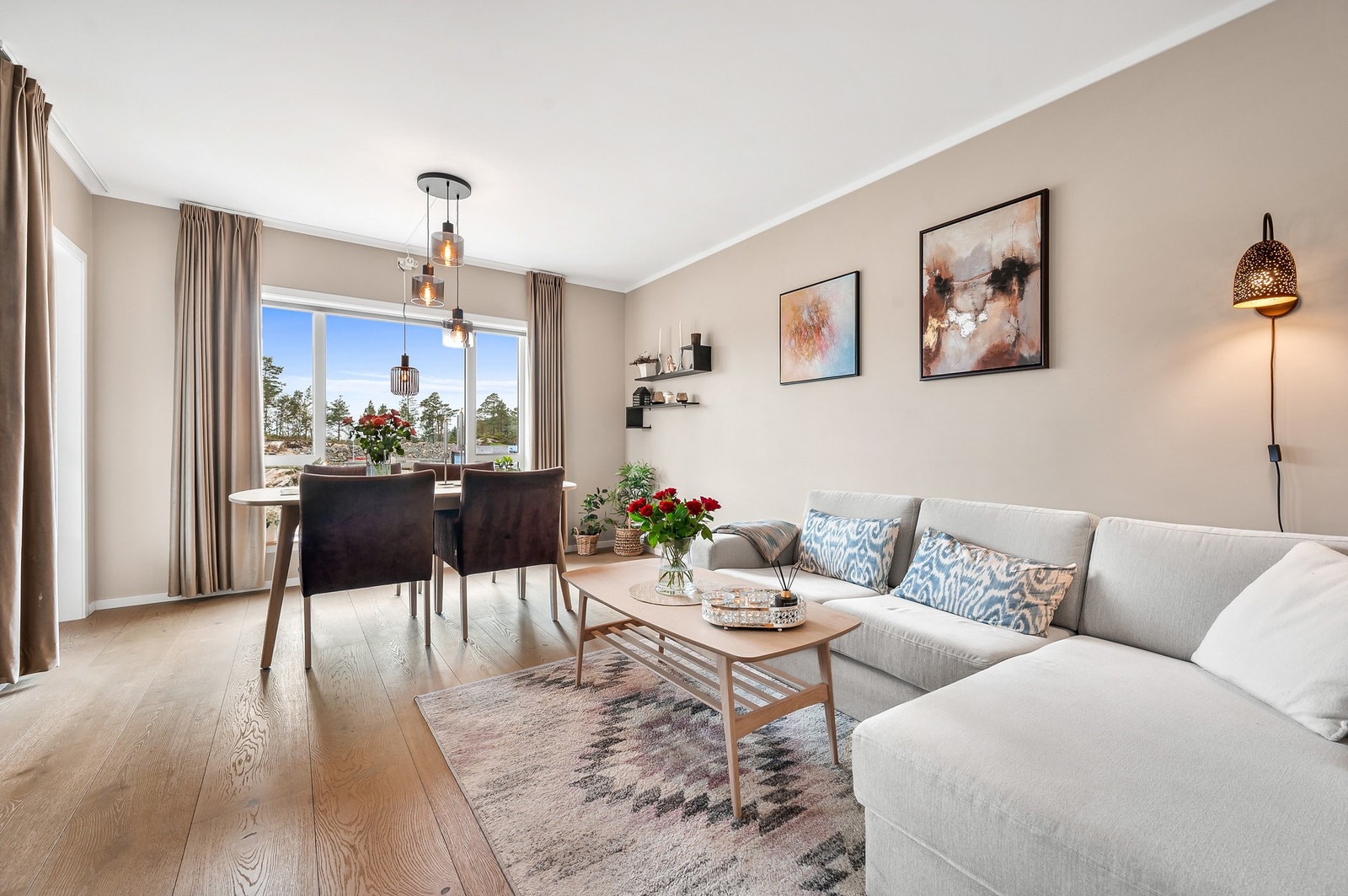 Åpen løsning mot kjøkken, store vindusflater og ekstra hard 1-stavs eikeparkett i oppgradert kvalitet. Galleribilde