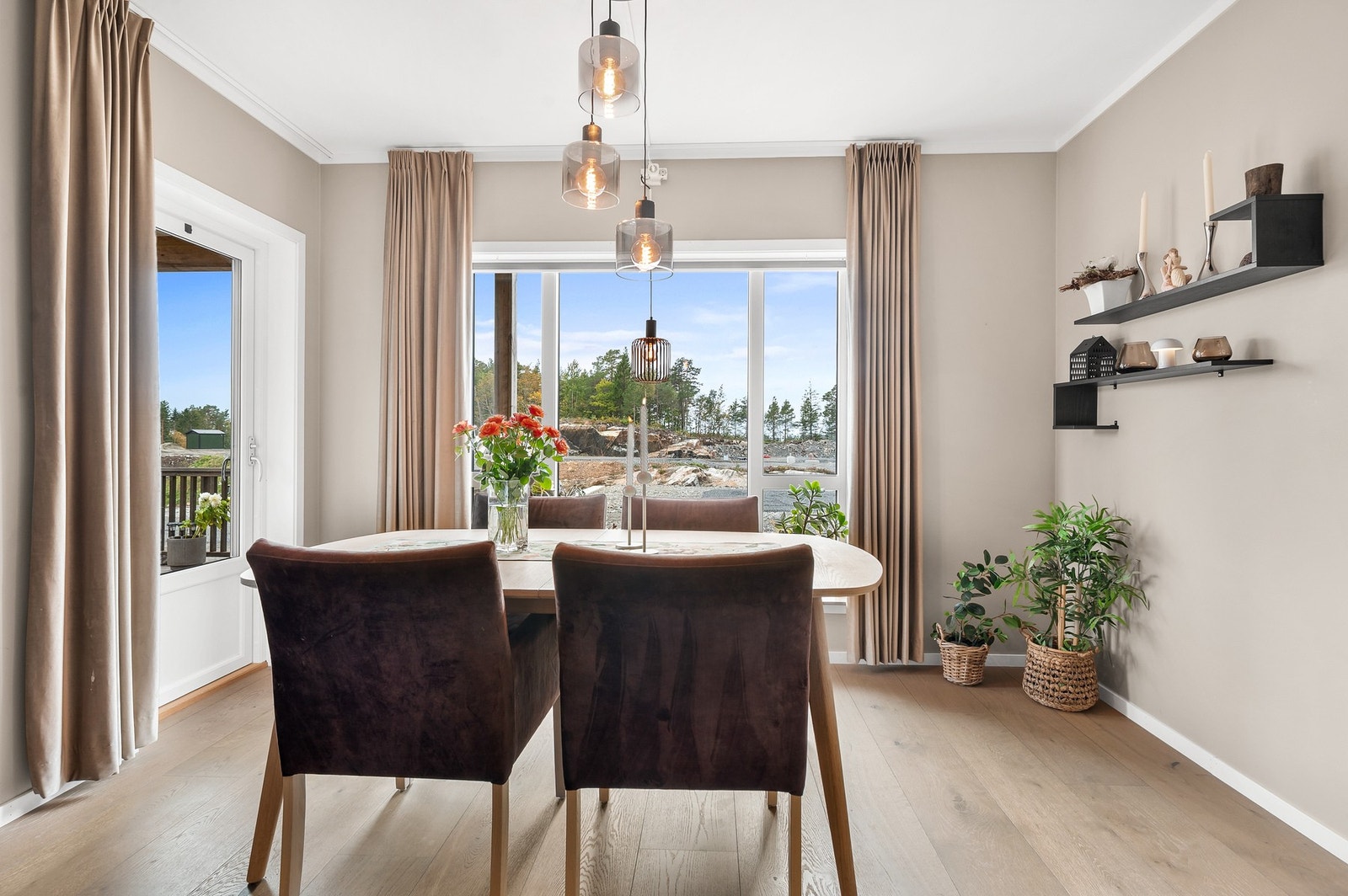 Vindusrekke mot sør/vest sikrer naturlig dagslys; utelys og stikk ved døren til terrasse. Galleribilde