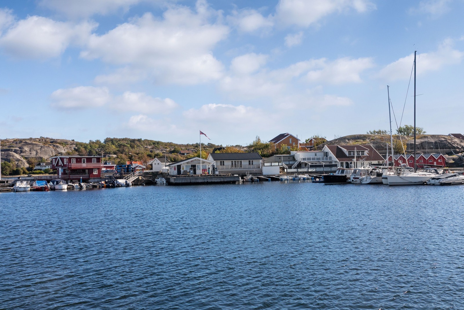 Fra eiendommen er det kort vei til småbåthavn, barneskole, barnehage og idrettsanlegg med mer. Galleribilde