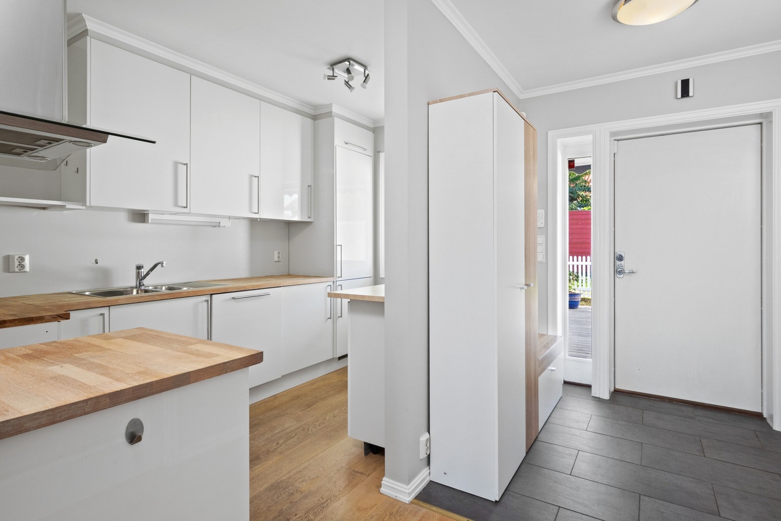 Kjøkkenet ligger i direkte tilknytning til stuen, og for å lage en grense har dagens eier satt opp en lettvegg mellom rommene. Galleribilde